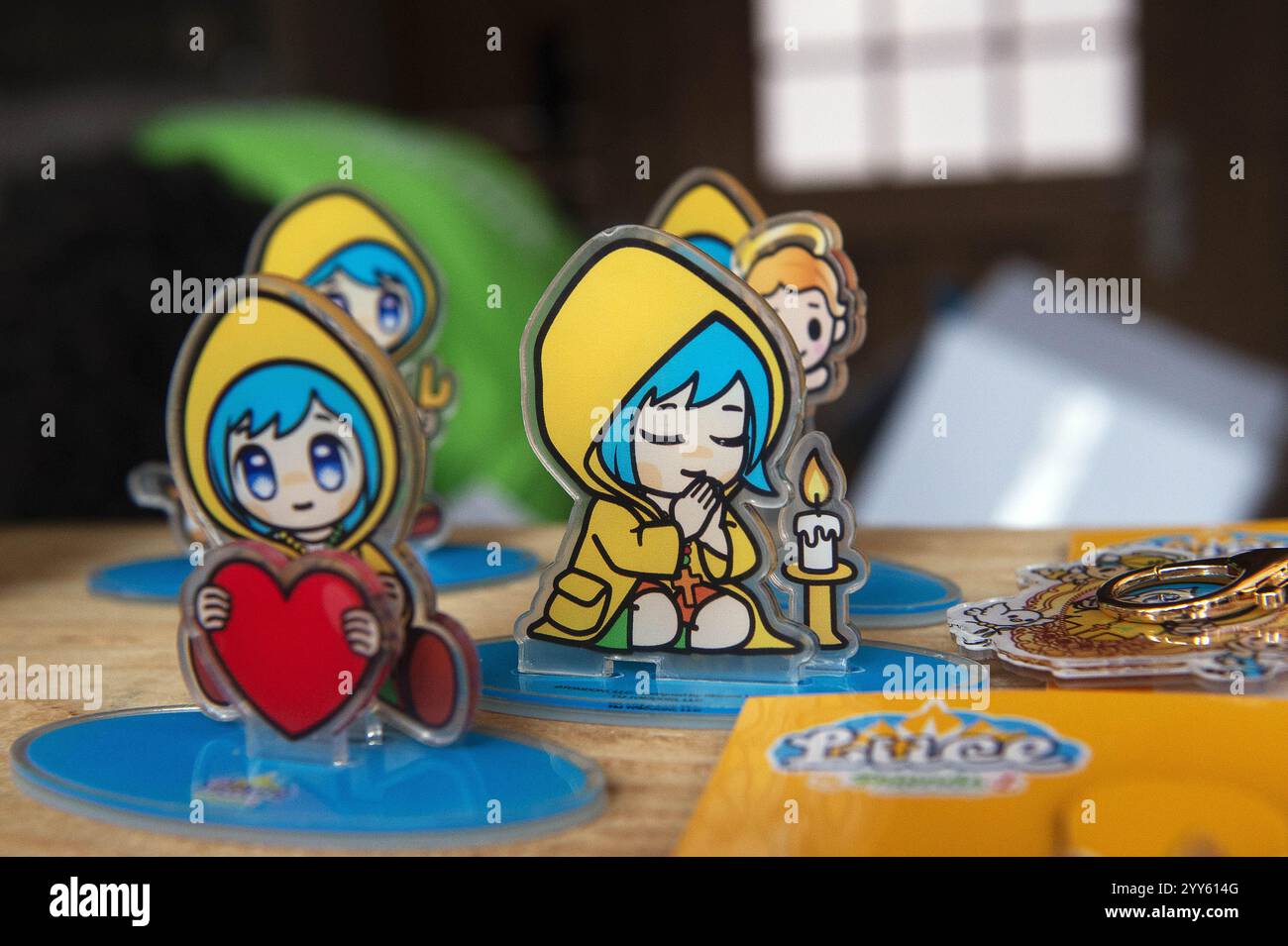 Vaticano, Vaticano. 19 dicembre 2024. **NO LIBRI** Italia, Roma, Vaticano, 2024/12/19 la mascotte (luce) gadget giubilari leggeri in vendita durante la mostra '100 Presepi di Natale in Vaticano' sotto la colonnata di Gianlorenzo Bernini in Piazza San Pietro in Vaticano . Fotografia di ALESSIA GIULIANI / Catholic Press Photo Credit: Agenzia fotografica indipendente / Alamy Live News Foto Stock