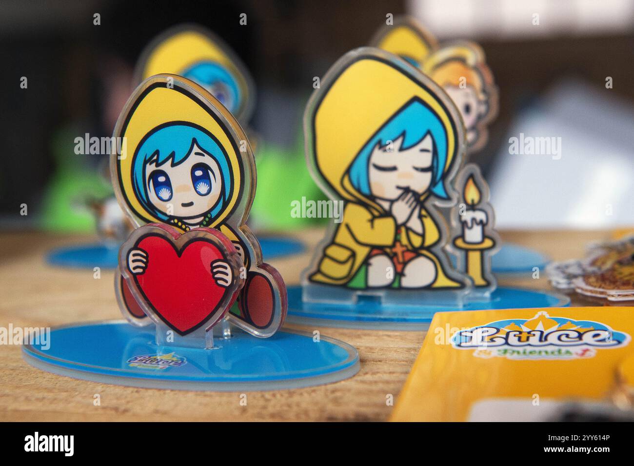 Vaticano, Vaticano. 19 dicembre 2024. **NO LIBRI** Italia, Roma, Vaticano, 2024/12/19 la mascotte (luce) gadget giubilari leggeri in vendita durante la mostra '100 Presepi di Natale in Vaticano' sotto la colonnata di Gianlorenzo Bernini in Piazza San Pietro in Vaticano . Fotografia di ALESSIA GIULIANI / Catholic Press Photo Credit: Agenzia fotografica indipendente / Alamy Live News Foto Stock