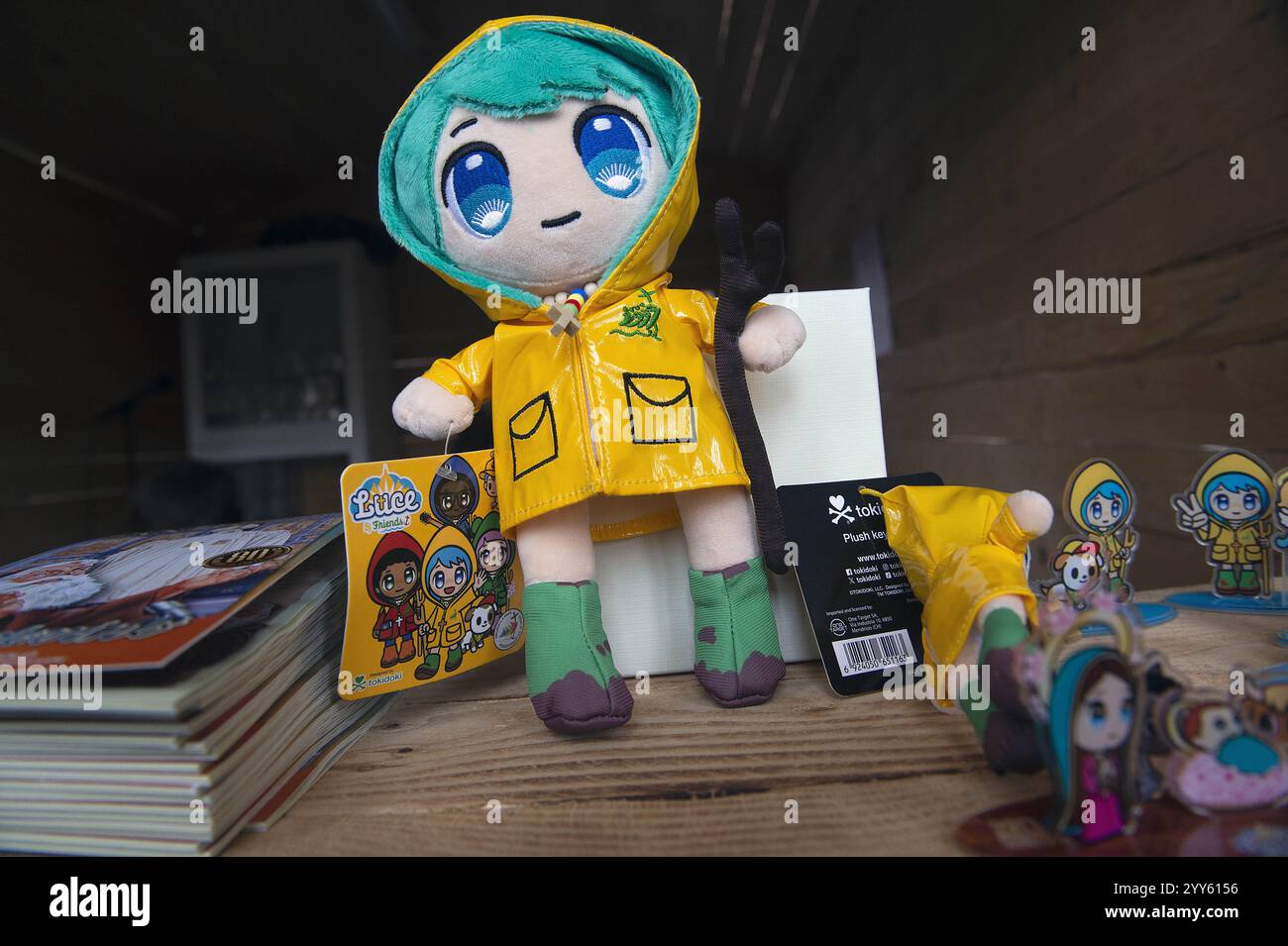 Vaticano, Vaticano. 19 dicembre 2024. **NO LIBRI** Italia, Roma, Vaticano, 2024/12/19 la mascotte (luce) gadget giubilari leggeri in vendita durante la mostra '100 Presepi di Natale in Vaticano' sotto la colonnata di Gianlorenzo Bernini in Piazza San Pietro in Vaticano . Fotografia di ALESSIA GIULIANI / Catholic Press Photo Credit: Agenzia fotografica indipendente / Alamy Live News Foto Stock