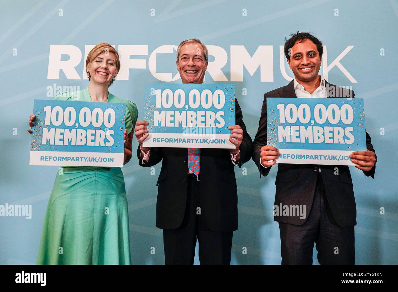 Dame Andrea Jenkyns, Nigel Farage, Zia Yusuf, Reform UK Party, posa alla conferenza stampa di Londra Foto Stock