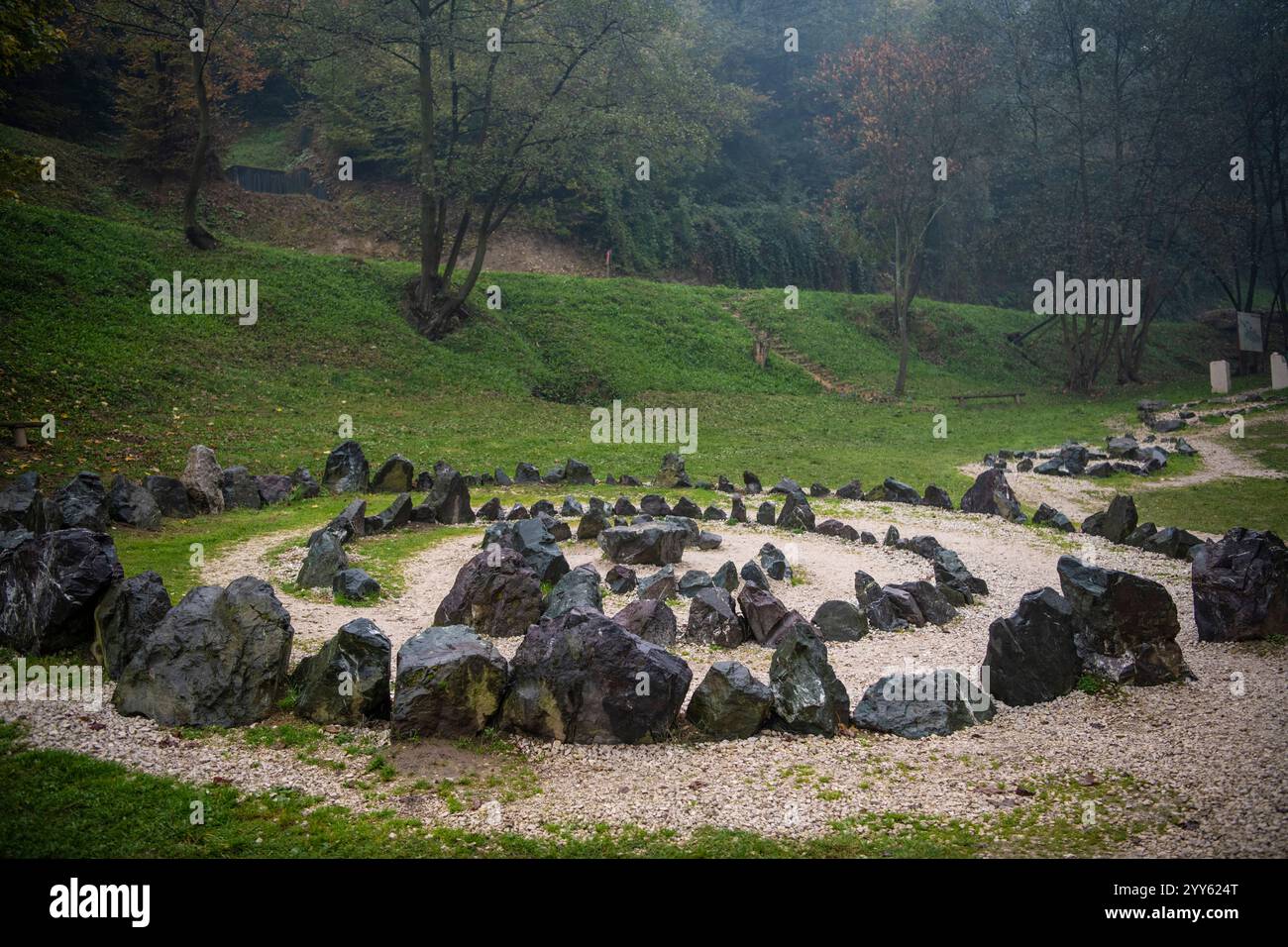 Piramidi bosniache, vicino alla città di Visoko, Bosnia ed Erzegovina, Piramide del Sole. Parco con labirinto di pietra all'interno della piramide, un luogo dove i turisti possono meditare Foto Stock