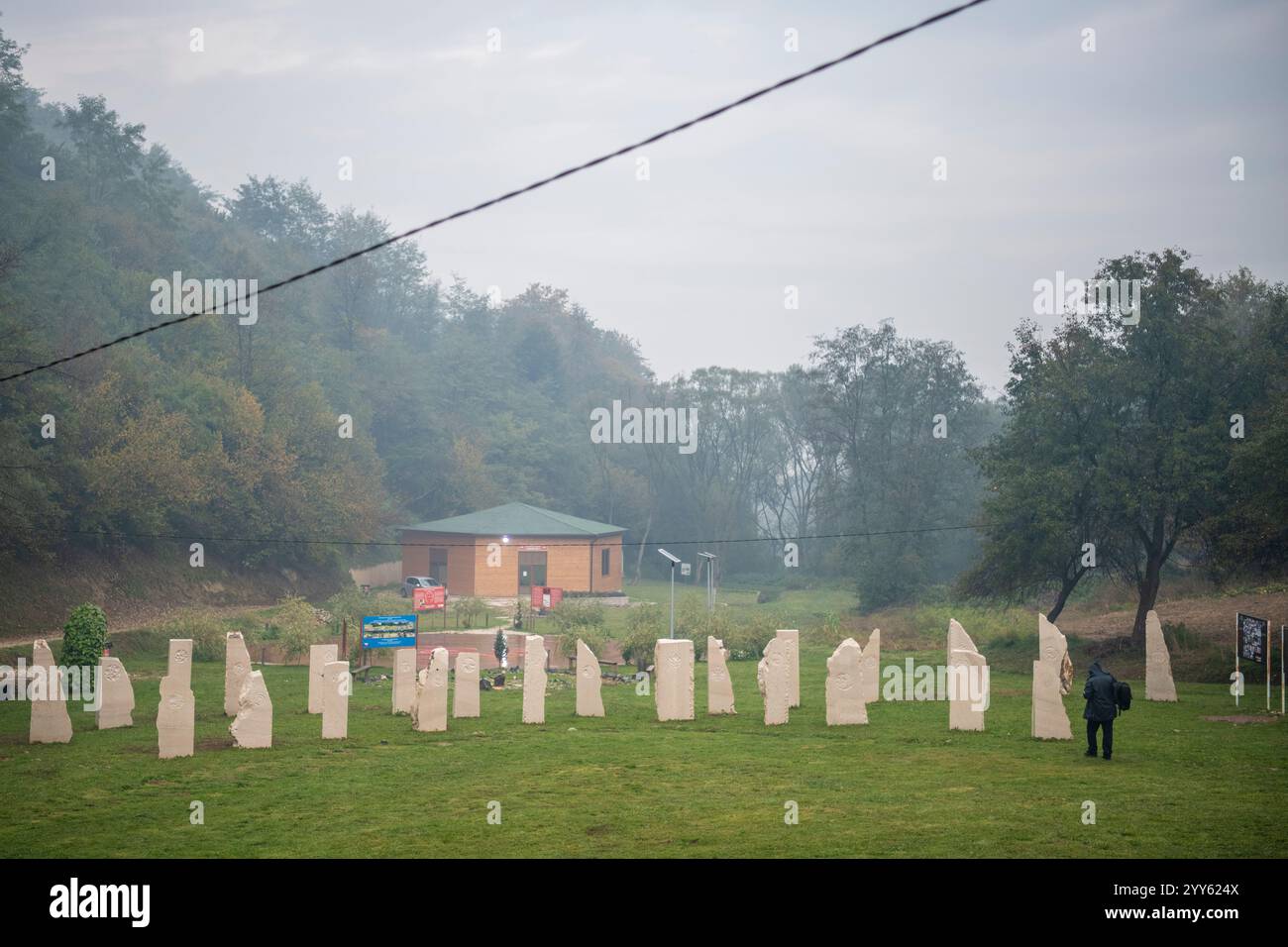 Piramidi bosniache, vicino alla città di Visoko, Bosnia ed Erzegovina, Piramide del Sole. Un enorme parco all'interno della piramide, un luogo dove i turisti possono meditare Foto Stock