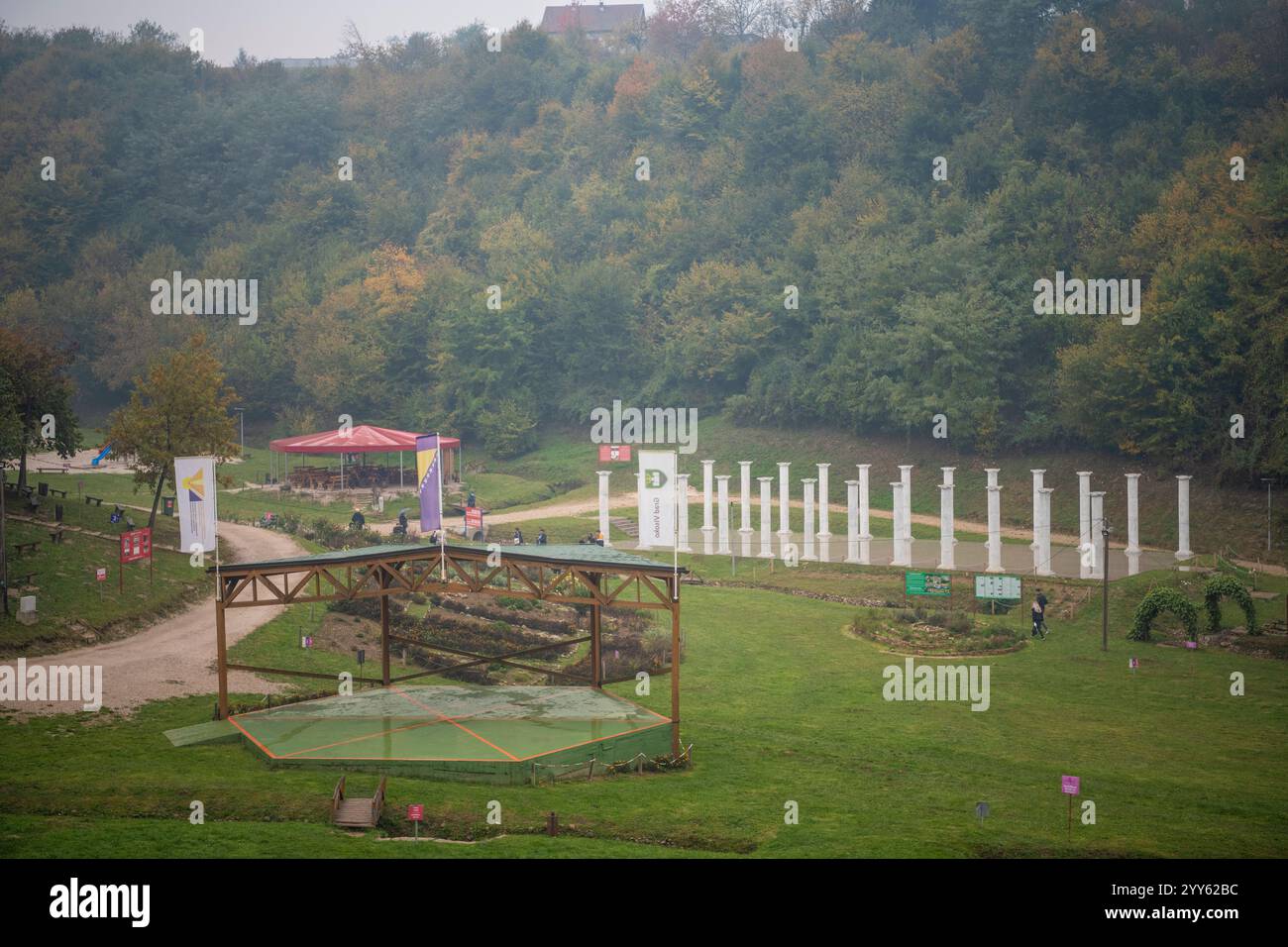 Piramidi bosniache, vicino alla città di Visoko, Bosnia ed Erzegovina, Piramide del Sole. Un enorme parco all'interno della piramide, un luogo dove i turisti possono meditare Foto Stock
