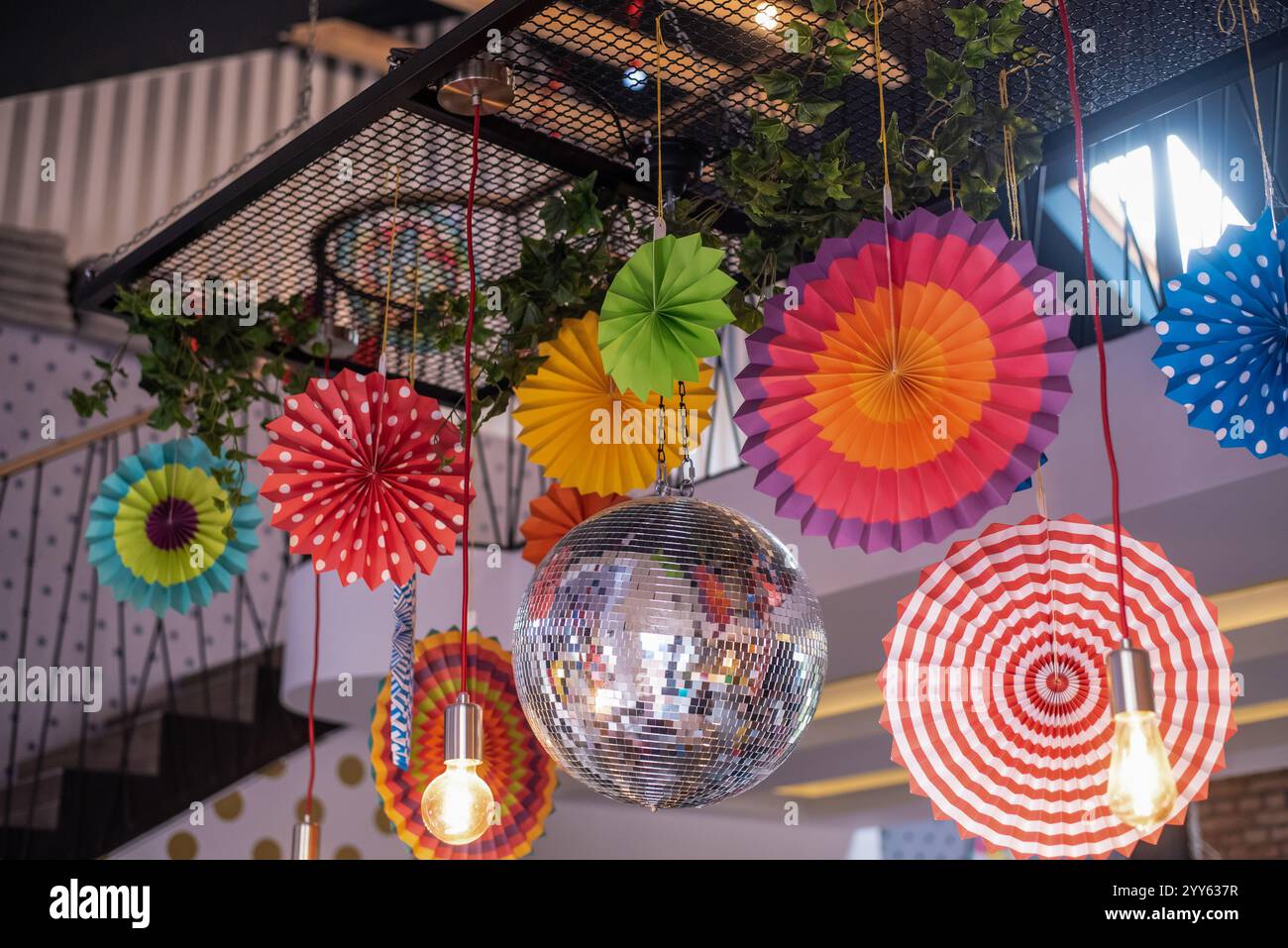 Il soffitto della camera è decorato per una festa di compleanno con discoteca, palloncini colorati e nastri e altri elementi multicolori. Festivo. Foto Stock