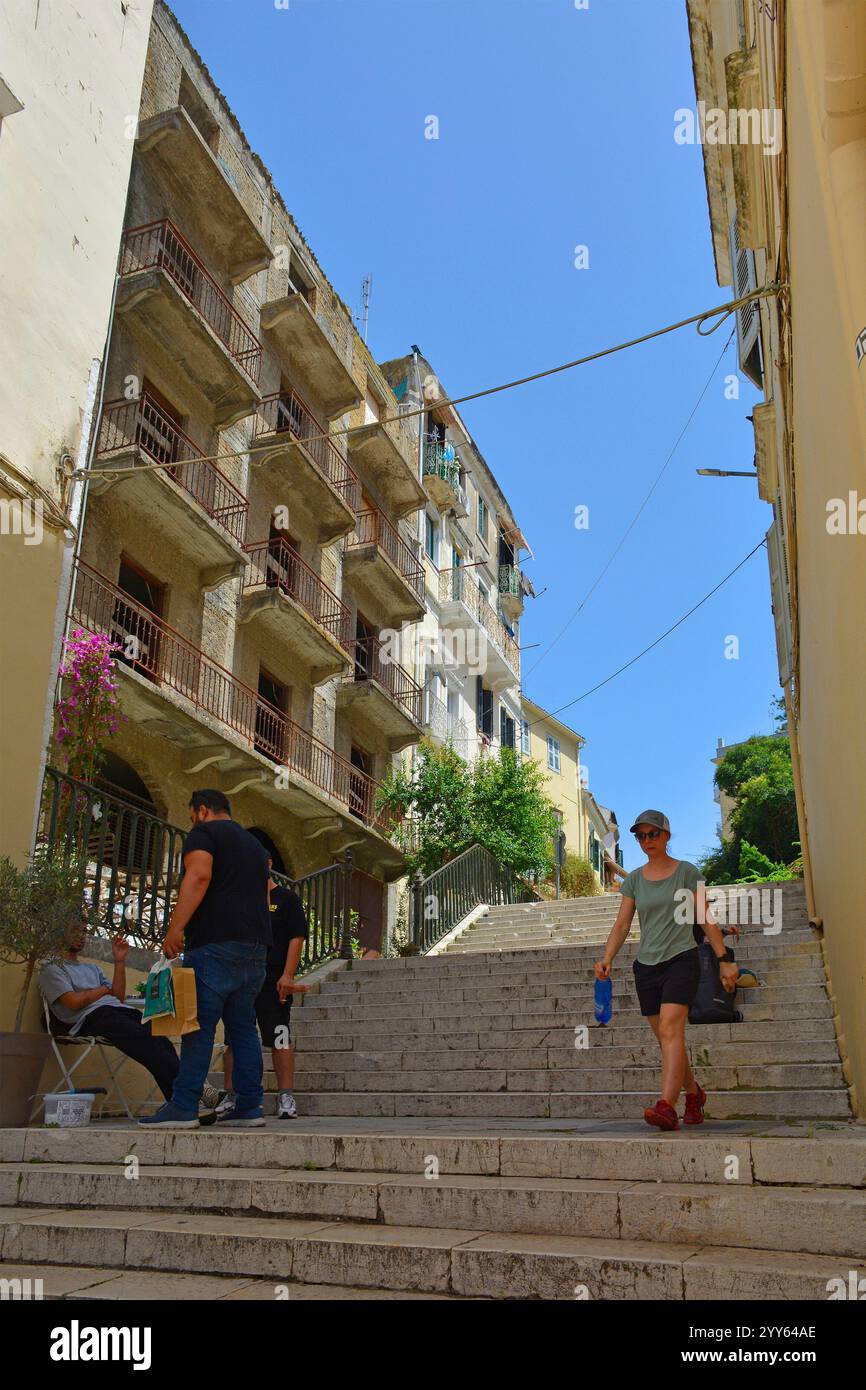 Corfù, Grecia - 6 giugno 2024. Una strada nel centro della città vecchia di Corfù. Patrimonio dell'umanità dell'UNESCO, un mix di architettura veneziana, francese e britannica Foto Stock
