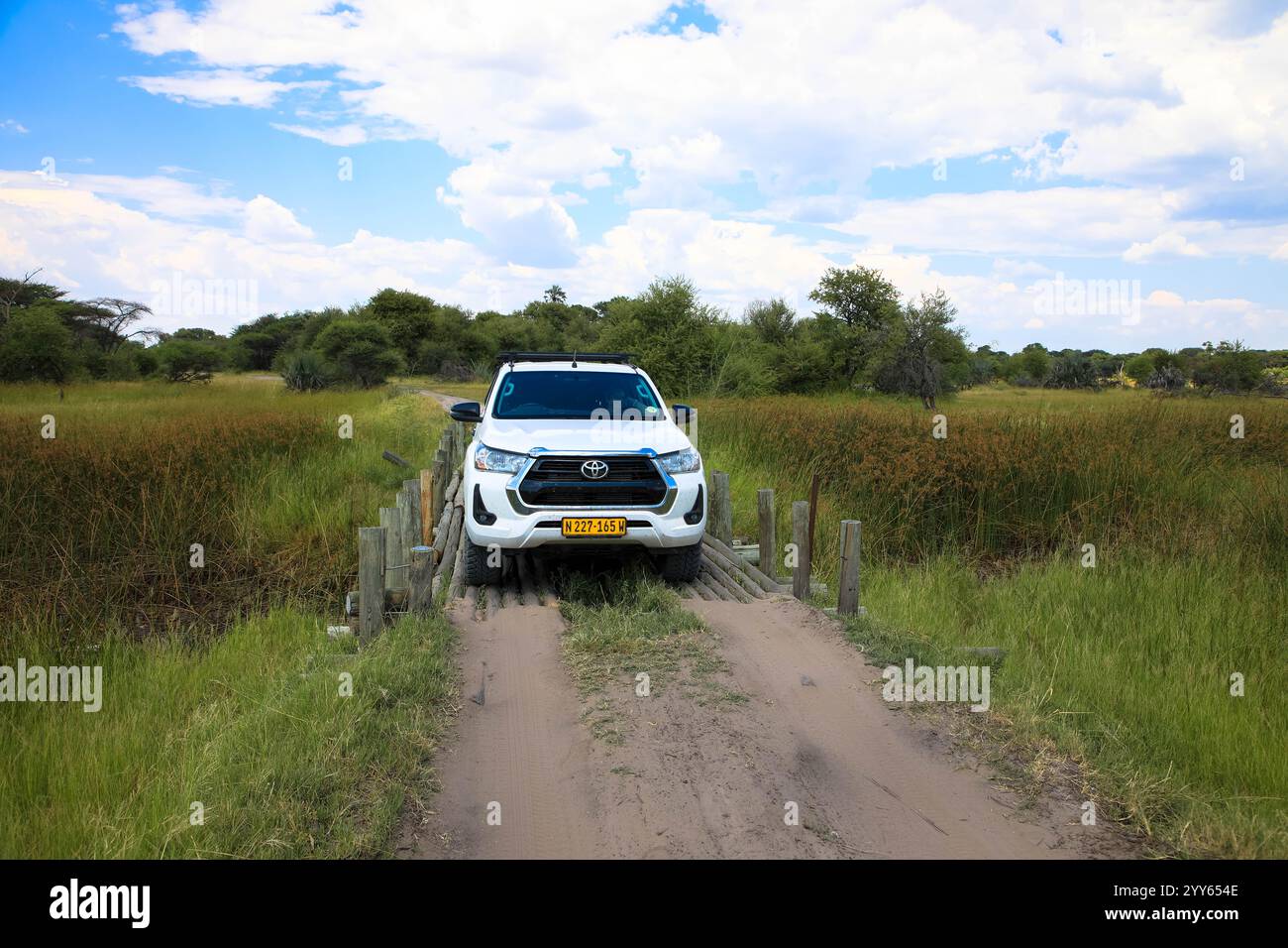 Guida fuoristrada di un'auto a noleggio su una strada sterrata, un percorso 4x4 in un paesaggio desertico sabbioso in Namibia. Toyota Hilux SUV 4x4 fuoristrada. 3 marzo, 20 Foto Stock