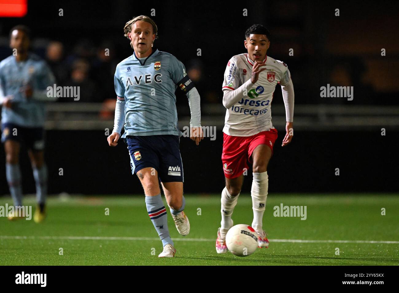 NOORDWIJK - (l-r) Jesse Bosch di Willem II, Riley Reemnet di VV Noordwijk durante il KNVB Beker match tra vv Noordwijk (AM) e Willem II allo Sportpark Duinwetering il 19 dicembre 2024 a Noordwijk, Paesi Bassi. ANP GERRIT VAN KEULEN Foto Stock