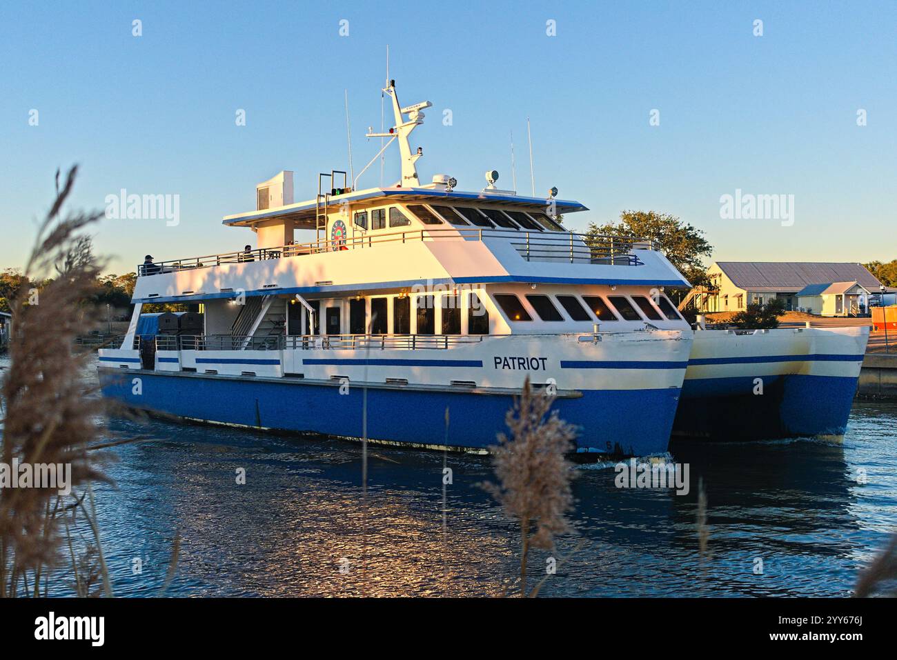 Southport, North Carolina - 12 dicembre 2024: Uno dei traghetti di Bald Head Island, Patriot, si dirige verso il canale da Deep Point Marina trasportando passeggeri a t Foto Stock
