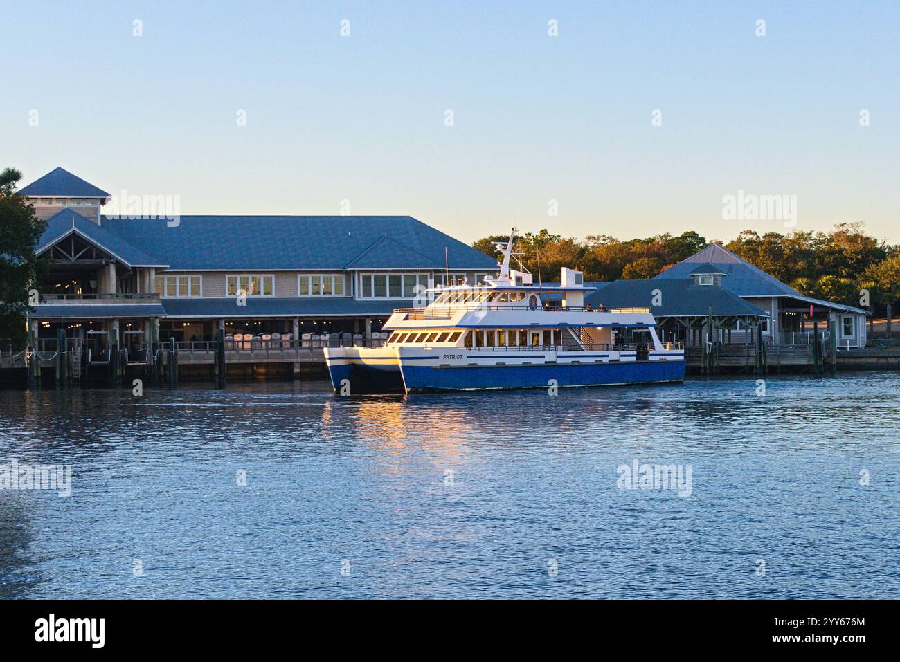 Southport, North Carolina - 12 dicembre 2024: Uno dei traghetti di Bald Head Island, Patriot, gira nel bacino di Deep Point Marina mentre si prepara a trasportare il p Foto Stock