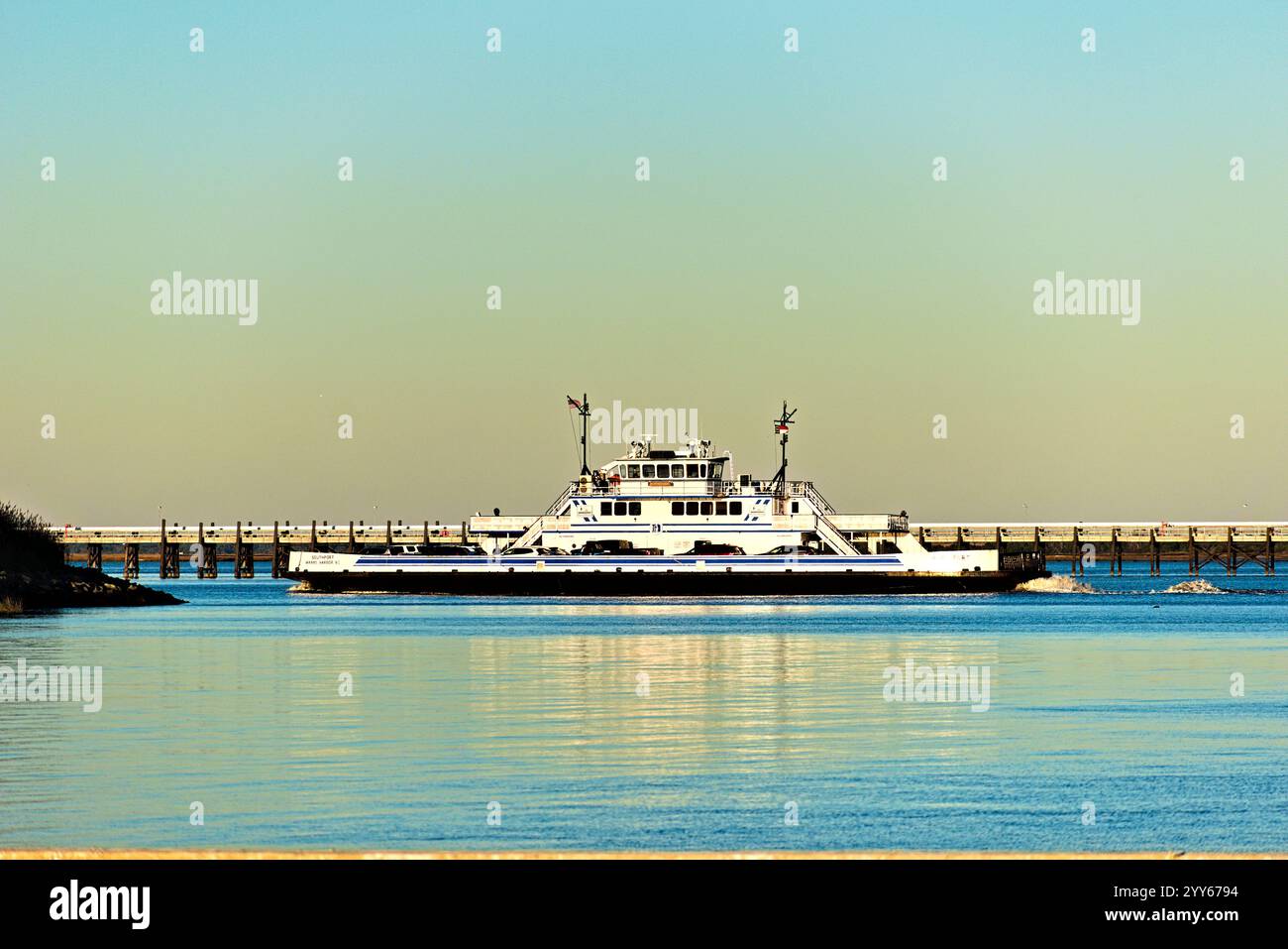 Southport, NC - 12 dicembre 2024: Uno dei traghetti Fort Fisher - Southport entra nel bacino del terminal di Southport con auto e passeggeri da Fort F. Foto Stock