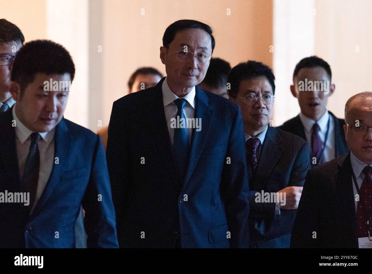 Bangkok, Thailandia. 19 dicembre 2024. Sun Weidong (C), Vice Ministro degli Esteri della Cina, visto durante una riunione regionale di sei nazioni. La consultazione delle sei nazioni sulla cooperazione regionale ospitata dalla Thailandia, che si concentra sulla situazione in Myanmar e ha affrontato questioni quali la sicurezza delle frontiere e la criminalità transnazionale. Alla riunione parteciperanno rappresentanti di Cina, Laos, Thailandia, India e Bangladesh, i cinque paesi che condividono i confini con il Myanmar. Credito: SOPA Images Limited/Alamy Live News Foto Stock
