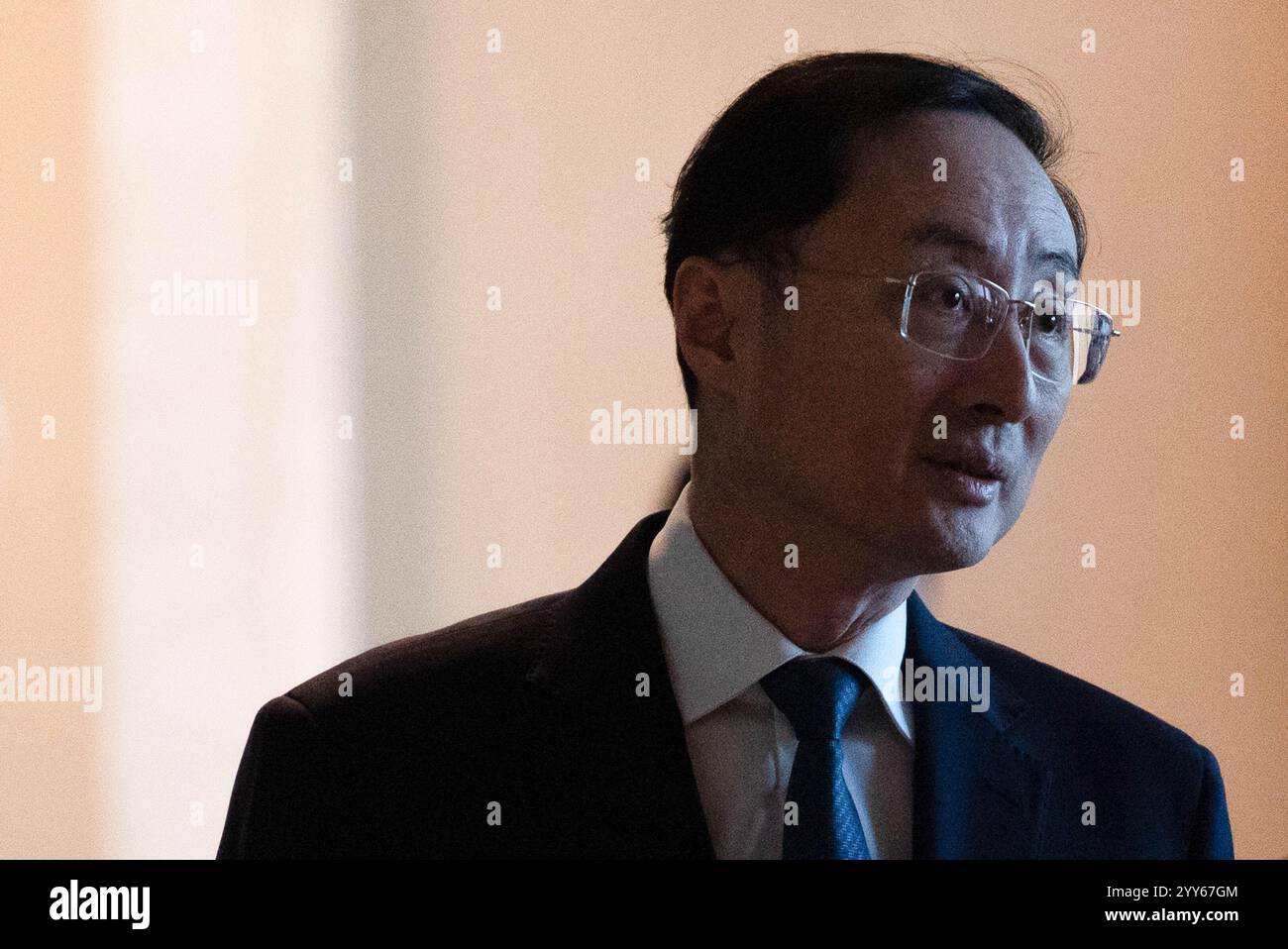 Bangkok, Thailandia. 19 dicembre 2024. Sun Weidong, Vice Ministro degli Esteri della Cina, visto durante un incontro regionale a sei nazioni. La consultazione delle sei nazioni sulla cooperazione regionale ospitata dalla Thailandia, che si concentra sulla situazione in Myanmar e ha affrontato questioni quali la sicurezza delle frontiere e la criminalità transnazionale. Alla riunione parteciperanno rappresentanti di Cina, Laos, Thailandia, India e Bangladesh, i cinque paesi che condividono i confini con il Myanmar. Credito: SOPA Images Limited/Alamy Live News Foto Stock