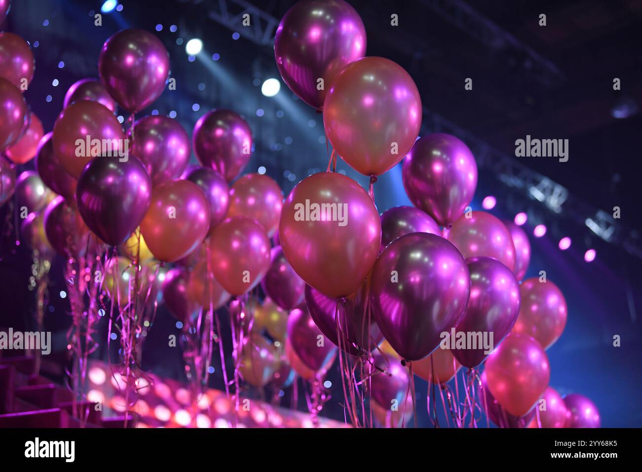 Un gran numero di festeggiamenti e feste colorate baloon di natale con nastri rosa. Decorazione dell'evento. Vigilia di Capodanno. Festa di Natale. Festeggiamenti Foto Stock