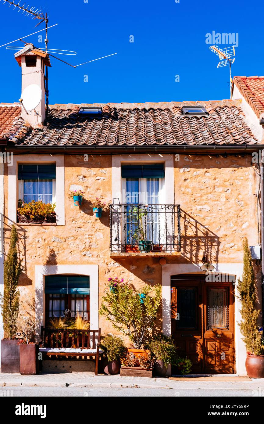 Architettura tradizionale. Casa con tegole in stile segoviano. E' un modo tradizionale di posizionare piastrelle sui tetti degli edifici. Torrecaballeros, Segovia, Foto Stock