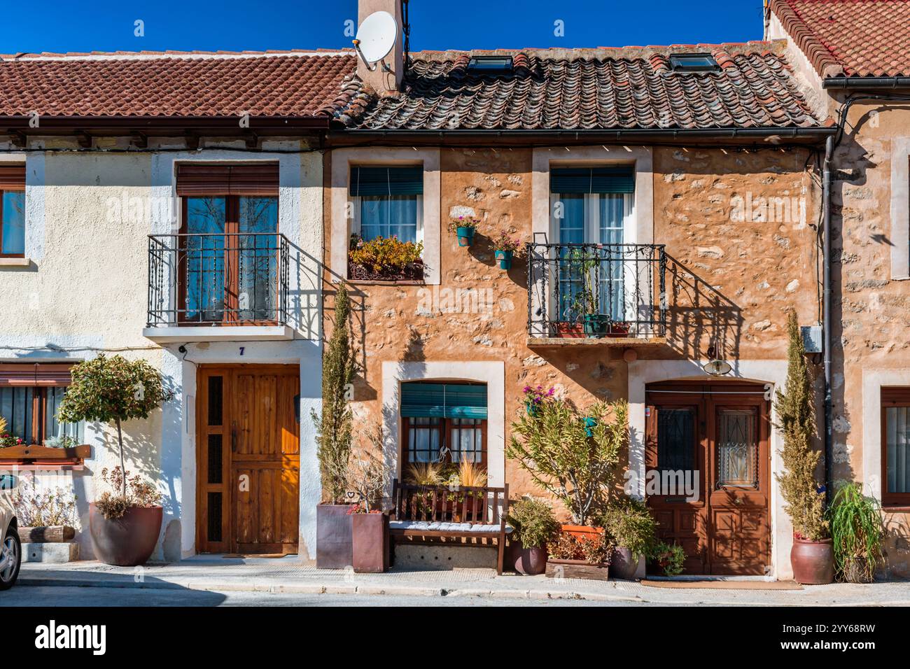Architettura tradizionale. Casa con tegole in stile segoviano. E' un modo tradizionale di posizionare piastrelle sui tetti degli edifici. Torrecaballeros, Segovia, Foto Stock