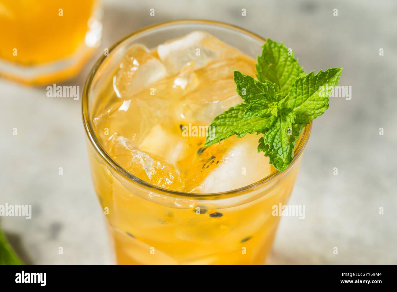 Tè freddo rinfrescante alla frutta della passione con menta Foto Stock