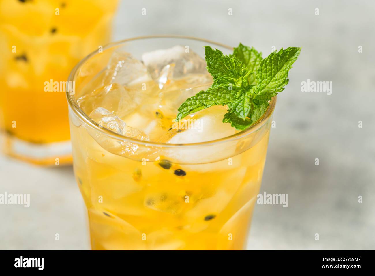 Tè freddo rinfrescante alla frutta della passione con menta Foto Stock
