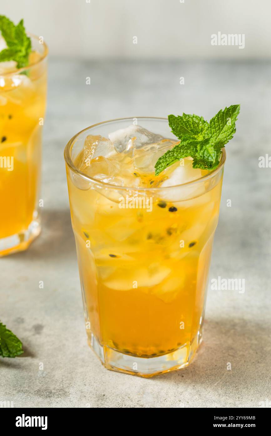 Tè freddo rinfrescante alla frutta della passione con menta Foto Stock