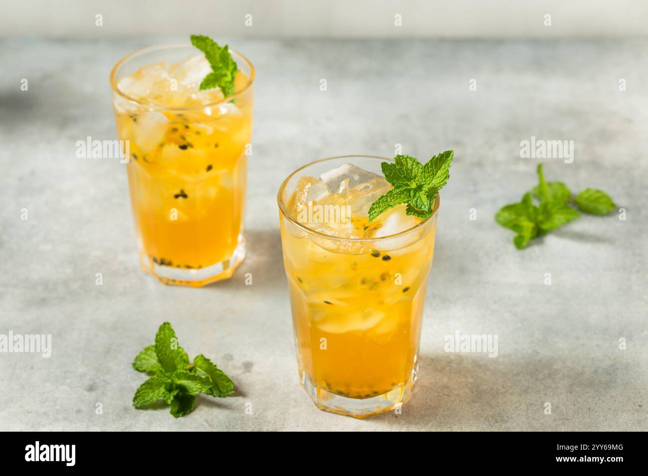 Tè freddo rinfrescante alla frutta della passione con menta Foto Stock