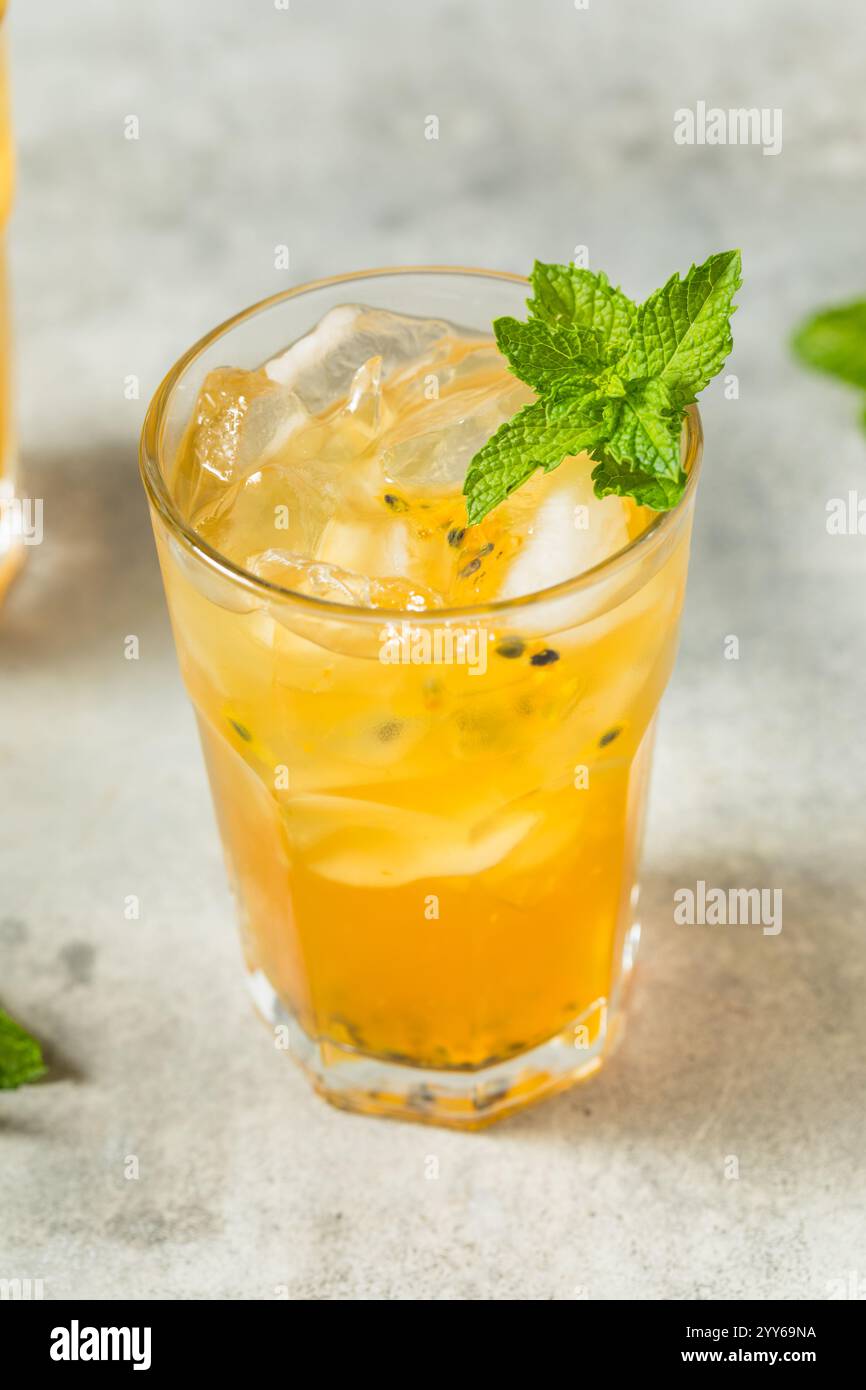 Tè freddo rinfrescante alla frutta della passione con menta Foto Stock