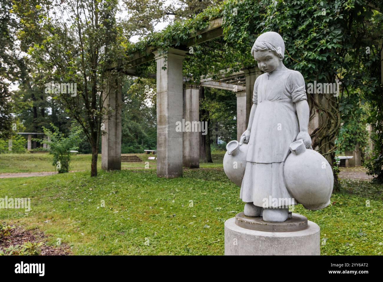 Statua di una ragazza che trasporta caraffe, Rose Garden della Germania Est, Forst, Germania Foto Stock