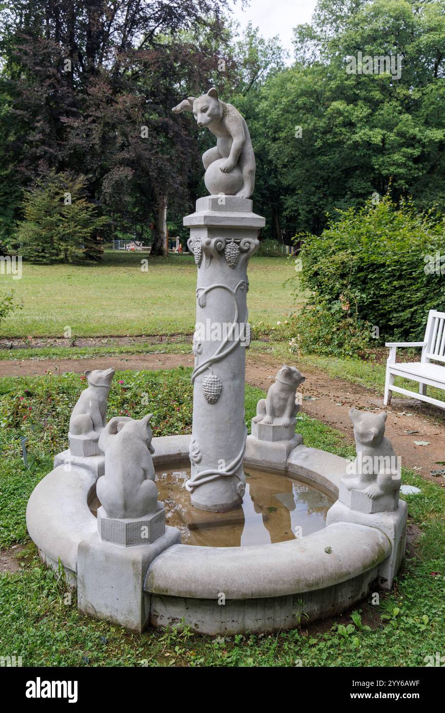 Bear's Fountain, Rose Garden della Germania Est, Forst, Germania Foto Stock