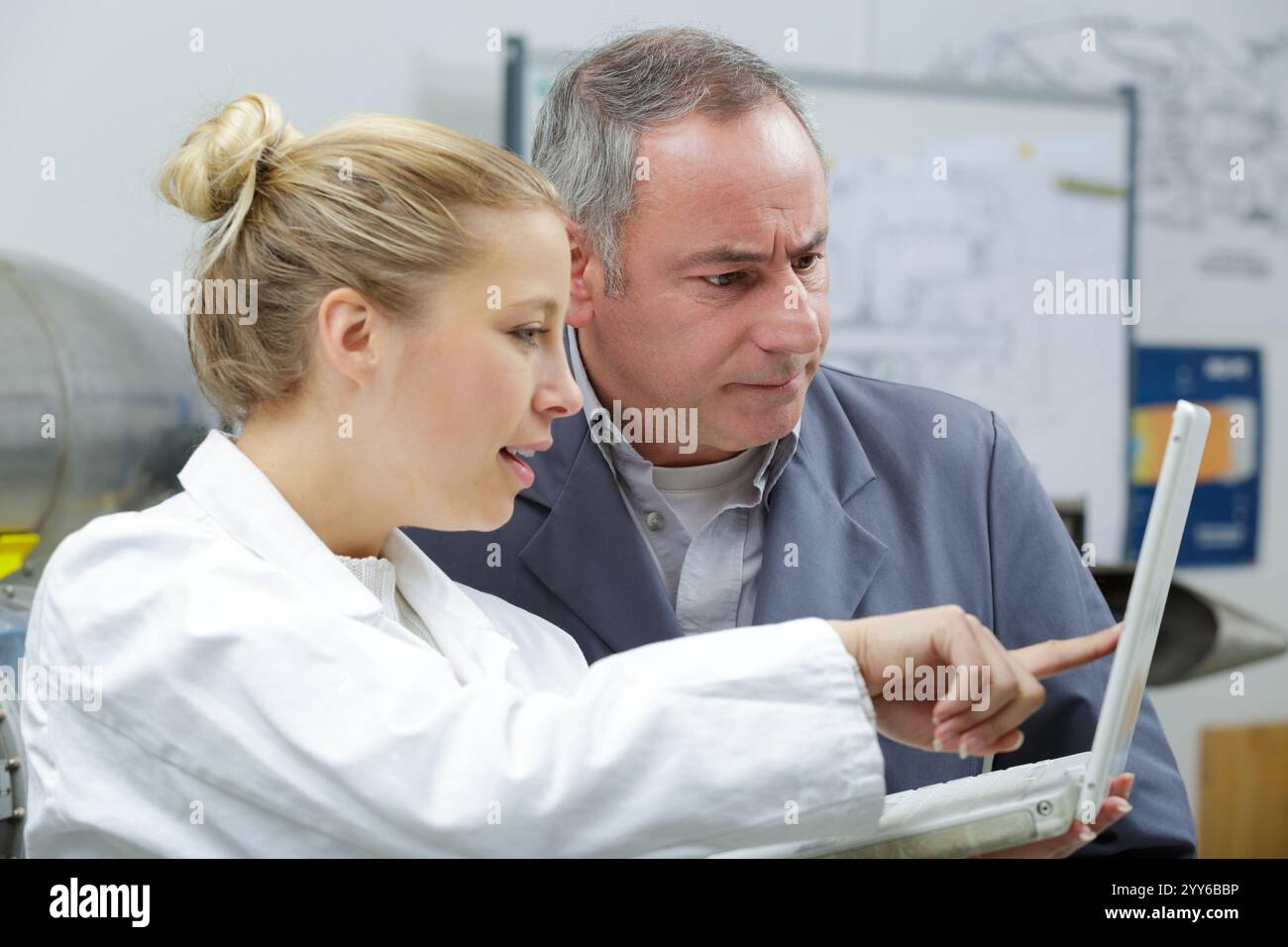 ritratto di persone che lavorano con un notebook Foto Stock