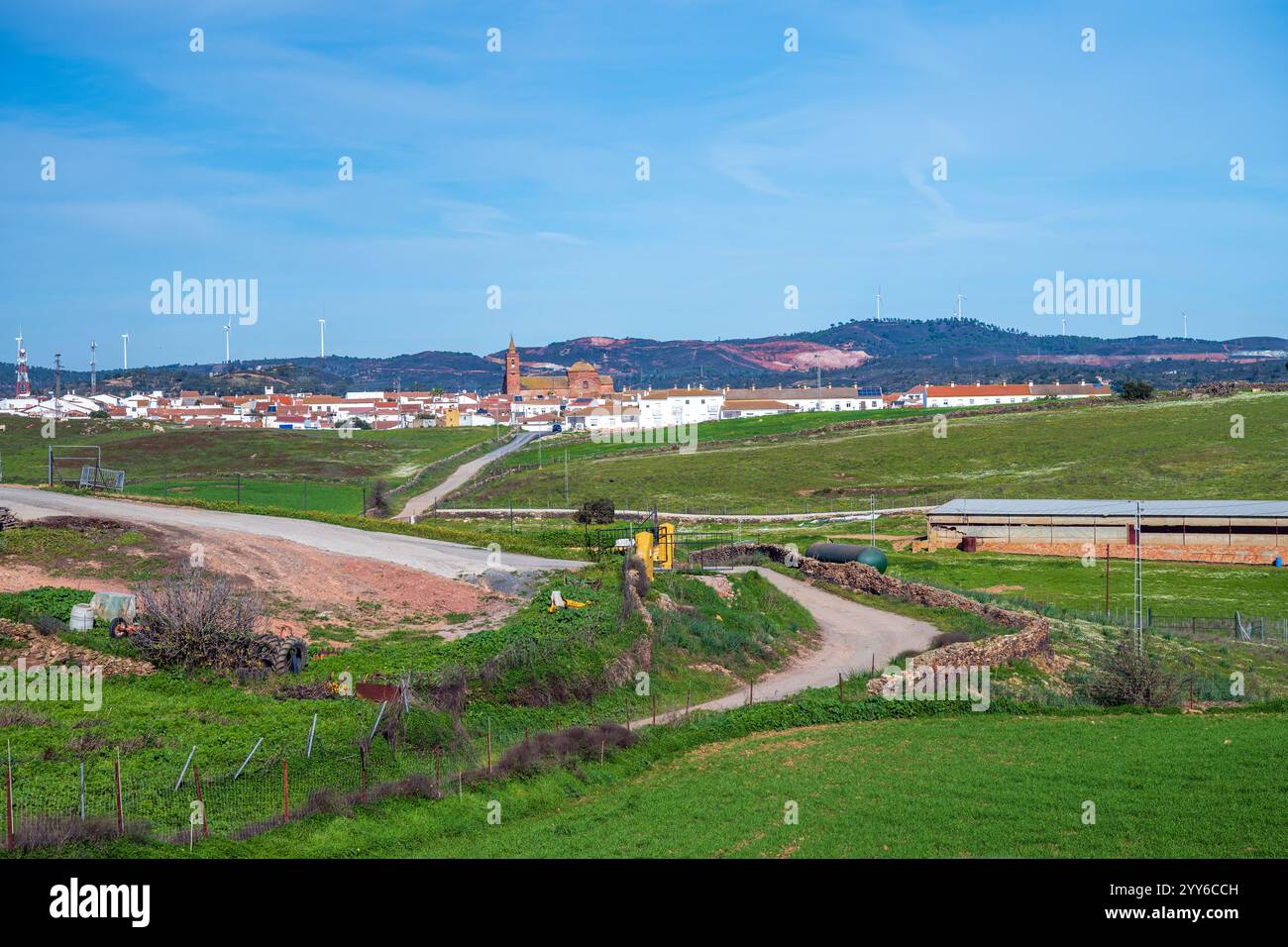 Splendido paesaggio rurale in Andalusia con il villaggio di Alosno e il verde circostante. Foto Stock