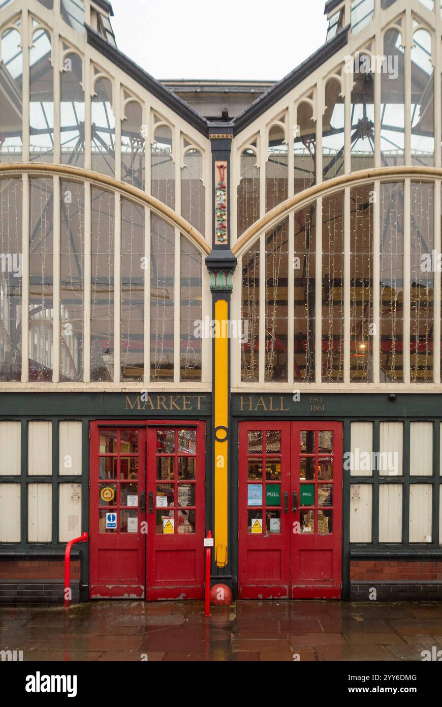 Il mercato coperto di Stockport vanta una splendida architettura e vivaci porte rosse, ideale per cene festose. Foto Stock