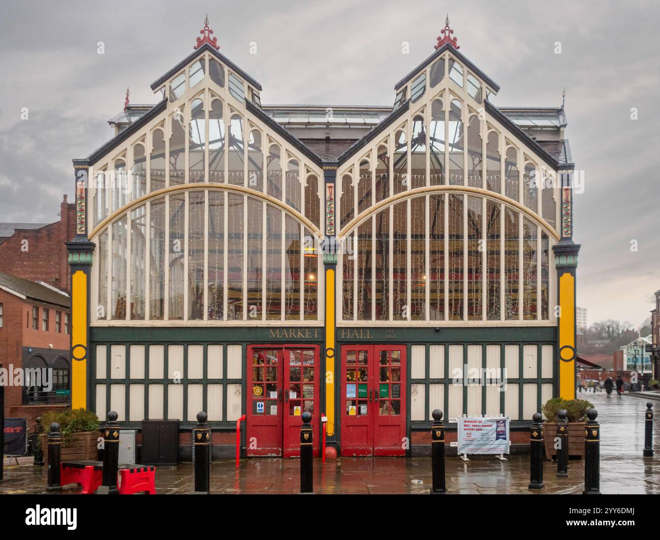 Lo storico mercato coperto di Stockport offre un'atmosfera vibrante con decorazioni festive, opzioni gastronomiche e riunioni della comunità. Foto Stock