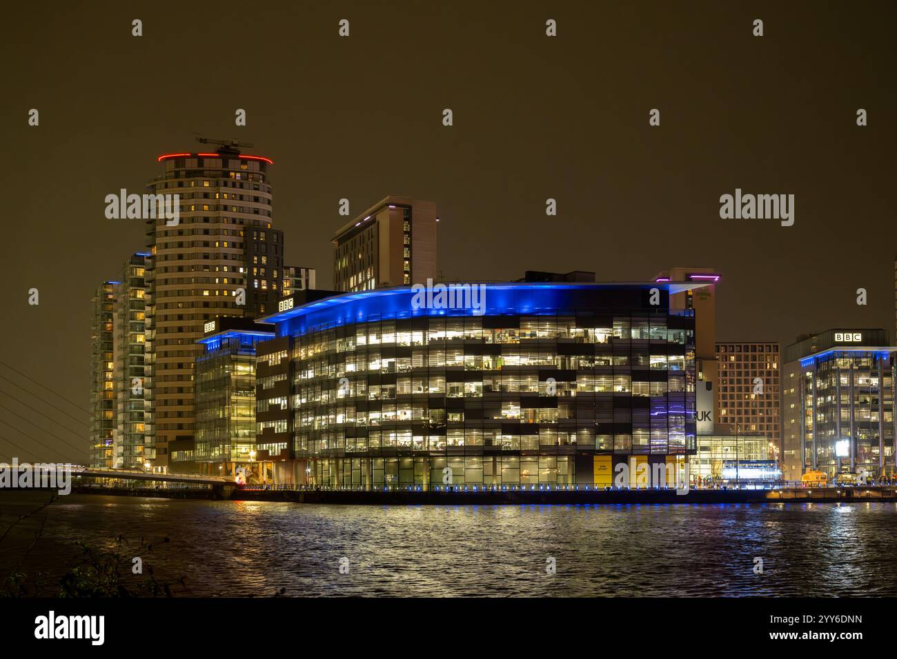 Gli uffici della BBC a Media City, Salford di notte. REGNO UNITO Foto Stock
