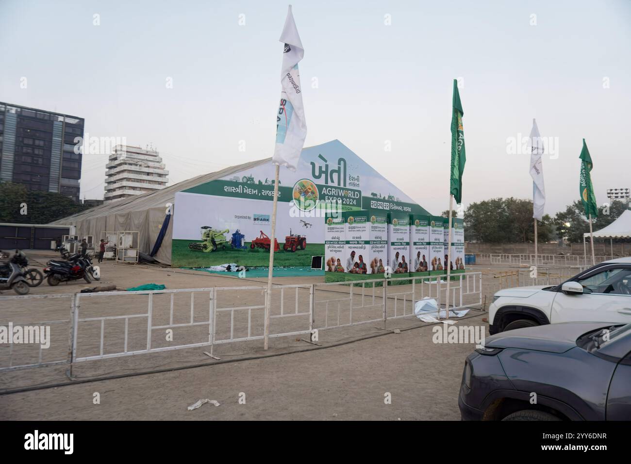 Rajkot, Gujarat, India. 19 dicembre 2024. Preparazione dell'Agri World Expo 2024 Square Box con terza cupola. Crediti: Nasirkhan Davi/Alamy Live News Foto Stock