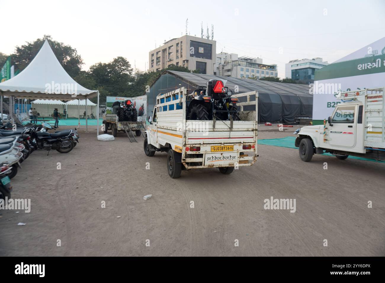 Rajkot, Gujarat, India. 19 dicembre 2024. Preparazione dell'attrezzatura per lo scarico dei veicoli dell'Agri World Expo 2024. Crediti: Nasirkhan Davi/Alamy Live News Foto Stock