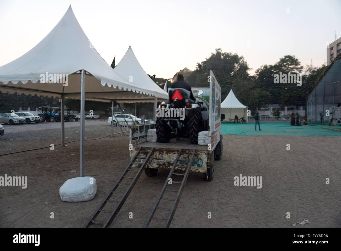 Rajkot, Gujarat, India. 19 dicembre 2024. Preparazione dell'attrezzatura di scarico dei veicoli dell'Agri World Expo 2024. Crediti: Nasirkhan Davi/Alamy Live News Foto Stock