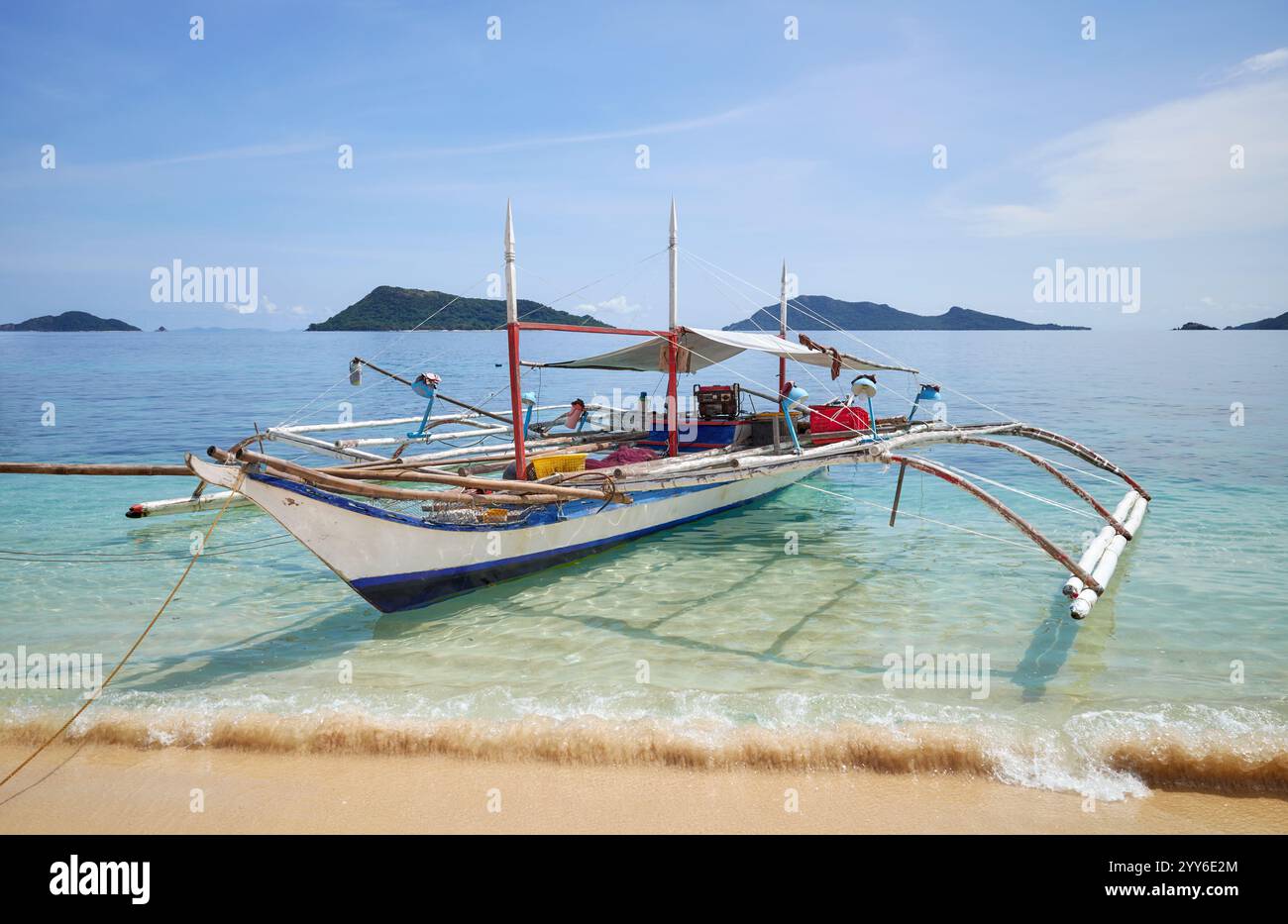 Barca da pesca Bangka sulla spiaggia dell'isola Inapupan nelle Filippine. Foto Stock