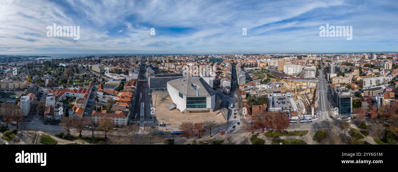 Panorama aereo con droni di Porto, l'iconica sala concerti moderna House of Music del Portogallo e il paesaggio urbano circostante Foto Stock