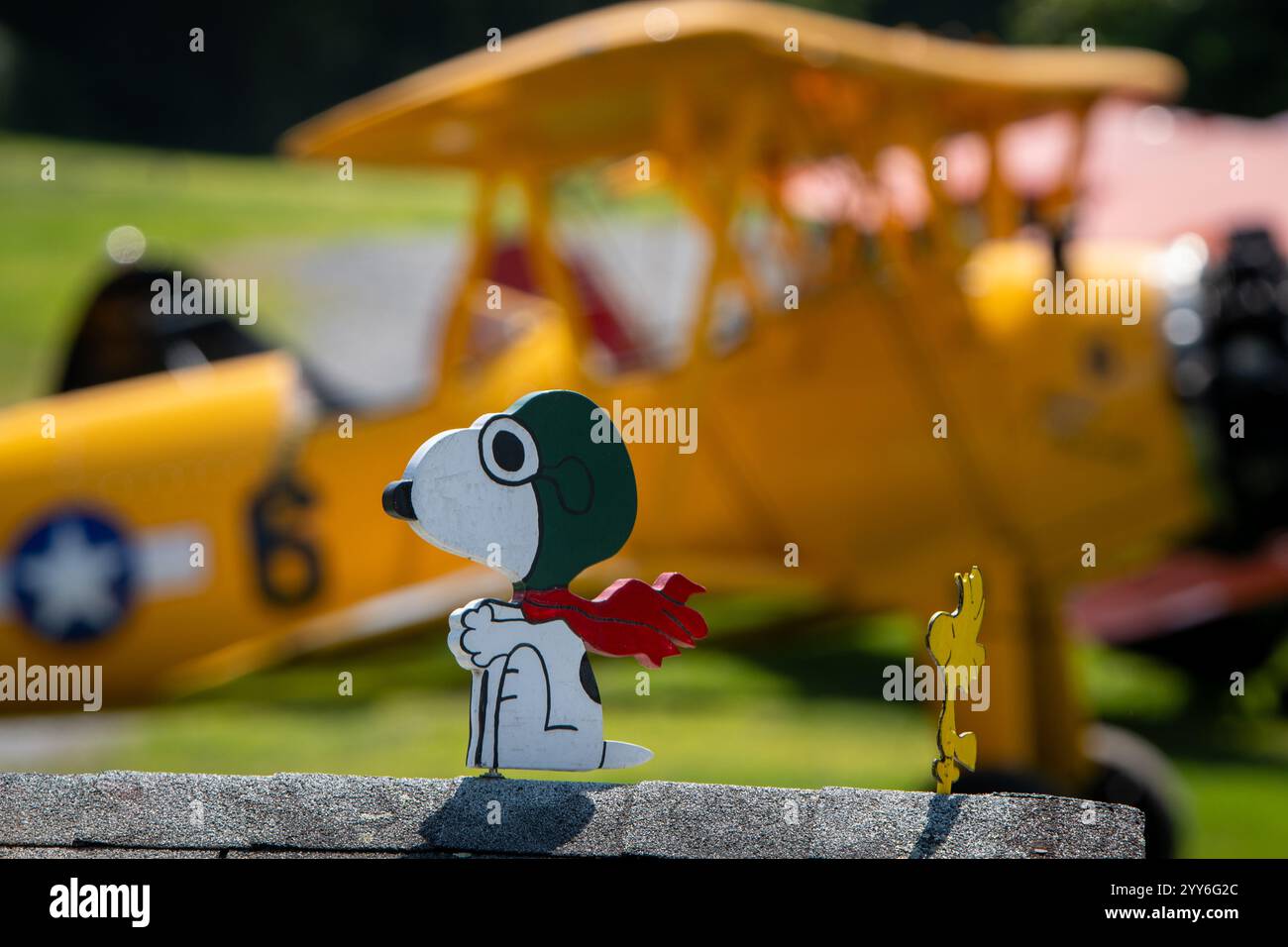 Snoopy di fronte a un boeing stearman modello 75 all'aeroporto Old Rhinebeck Foto Stock