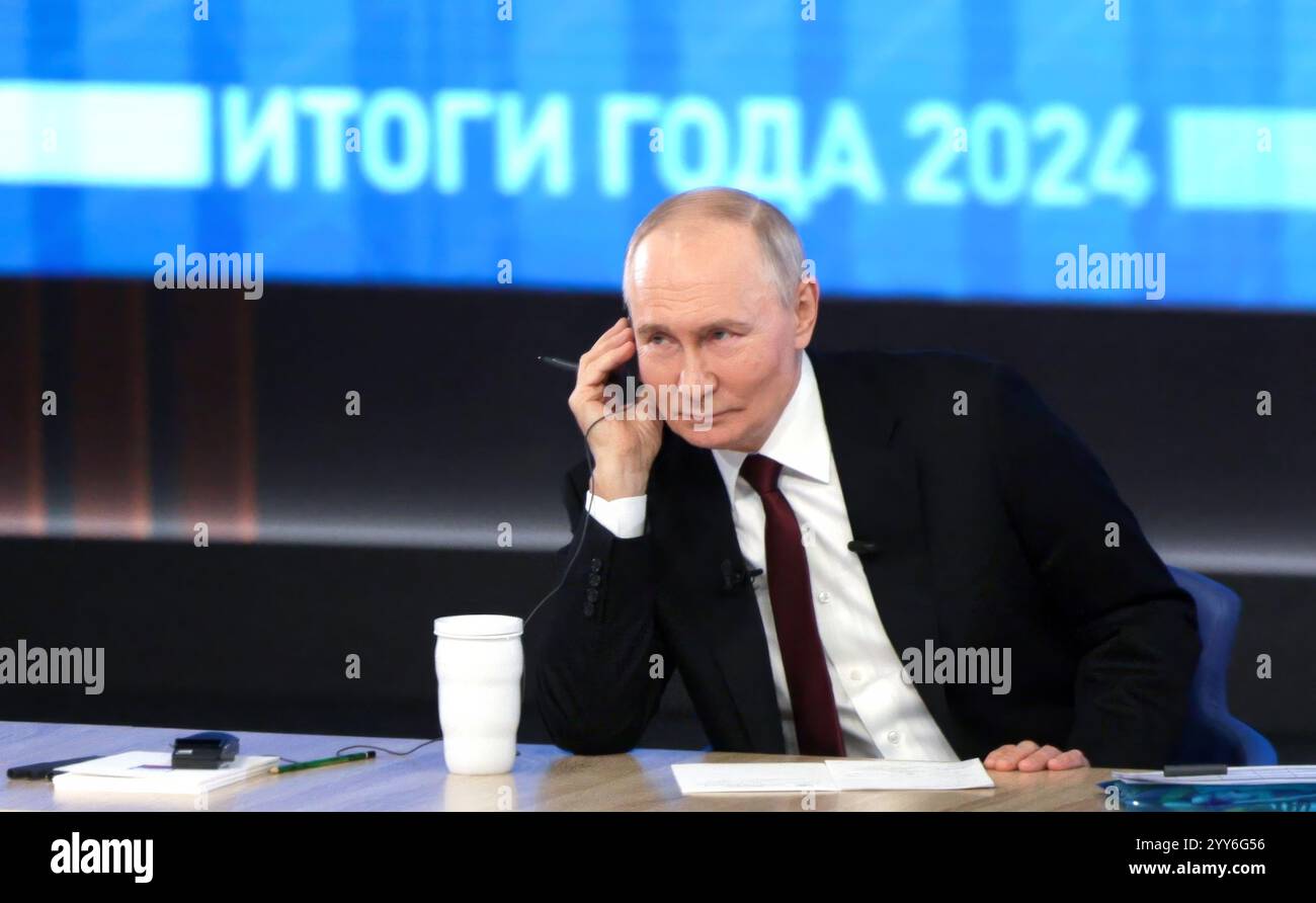 Mosca, Russia. 19 dicembre 2024. Il presidente russo Vladimir Putin, ascolta una domanda durante la conferenza stampa annuale e la call-in show al Gostinny Dvor, 19 dicembre 2024 a Mosca, Russia. Crediti: Gavriil Grigorov/piscina del Cremlino/Alamy Live News Foto Stock