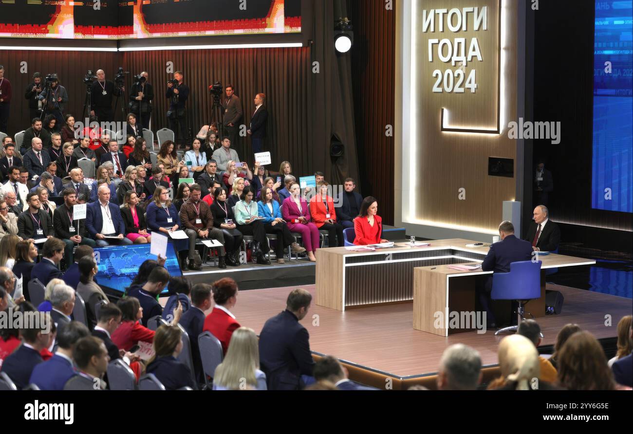 Mosca, Russia. 19 dicembre 2024. Il presidente russo Vladimir Putin, a destra, ascolta una domanda con i padroni di casa Alexandra Suvorova, a sinistra, e Dmitry Kulko, centro, durante la conferenza stampa annuale e la call-in show al Gostinny Dvor, 19 dicembre 2024 a Mosca, Russia. Crediti: Gavriil Grigorov/piscina del Cremlino/Alamy Live News Foto Stock
