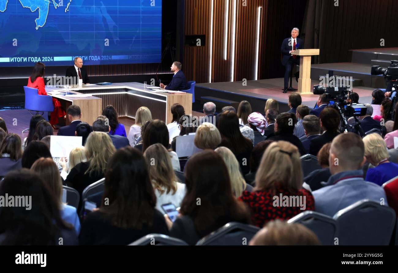 Mosca, Russia. 19 dicembre 2024. Il presidente russo Vladimir Putin, seconda sinistra, ascolta una domanda insieme a Alexandra Suvorova, sinistra, e Dmitry Kulko, seconda destra, e il portavoce del Cremlino Dmitry Peskov, destra, durante la conferenza stampa annuale e call-in show al Gostinny Dvor, 19 dicembre 2024 a Mosca, Russia. Crediti: Vyacheslav Prokofyev/piscina del Cremlino/Alamy Live News Foto Stock