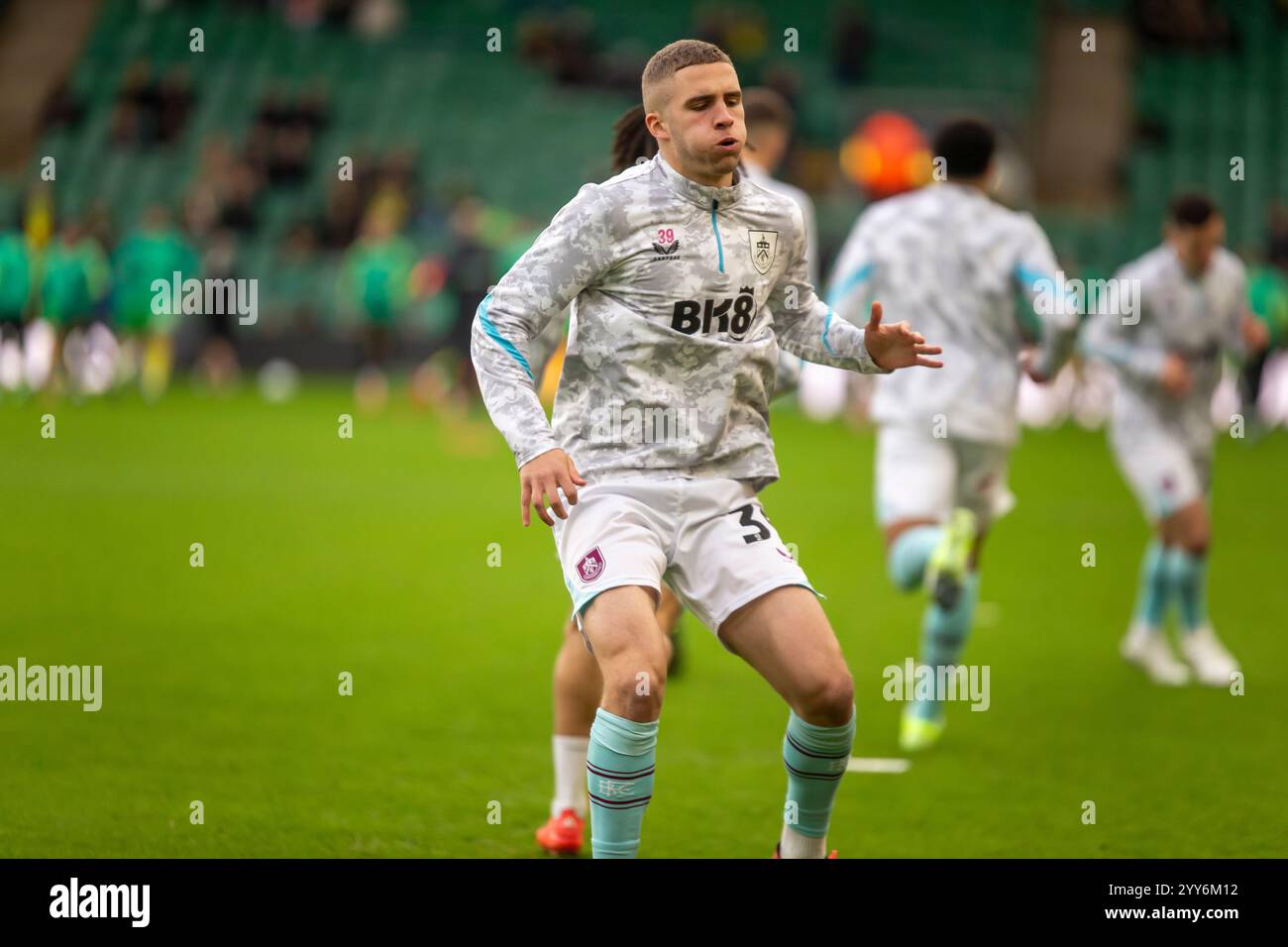 Durante lo Sky Bet Championship match tra Norwich City e Burnley a Carrow Road, Norwich, domenica 15 dicembre 2024. (Foto: David Watts | mi News) crediti: MI News & Sport /Alamy Live News Foto Stock