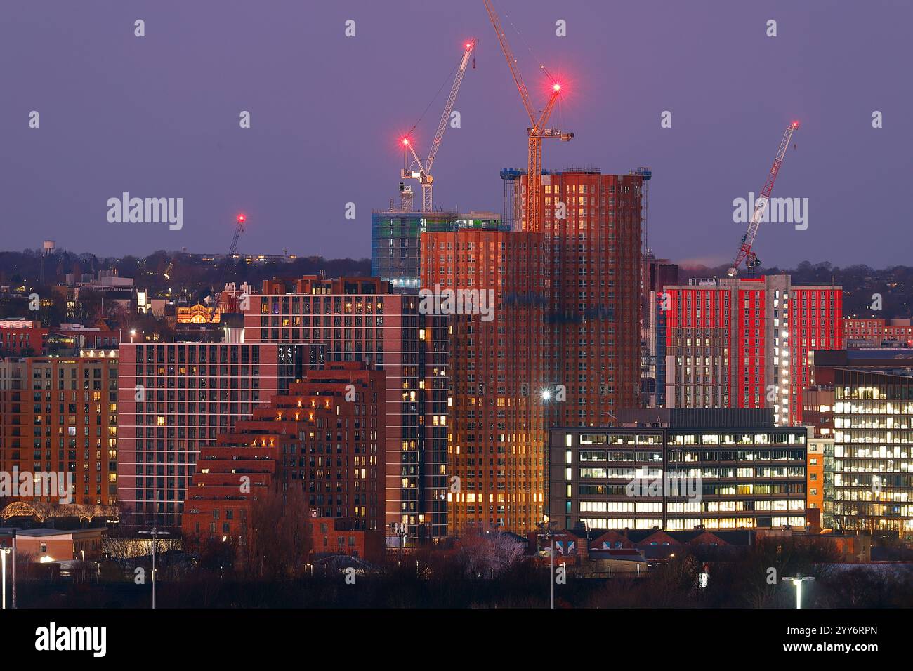 L'incrocio, Latitude Purple, Latitude Blue e Springwell Gardens sono tutti appartamenti in costruzione o completati su Whitehall Road a Leeds City Foto Stock