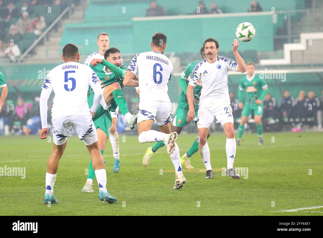 Vienna, Austria. 19 dicembre 2024. VIENNA, AUSTRIA - 19 DICEMBRE: Il gol di Céline Beljo del Rapid e Pantelis Hatzidiakos, Thomas Delaney del Kopenhagen durante la partita di UEFA Conference League tra SK Rapid e FC Kopenhagen all'Allianz Stadion il 19 dicembre 2024 a Vienna, Austria.241219 SEPA 29 004 - 20241219 PD8615 credito: APA-PictureDesk/Alamy Live News Foto Stock