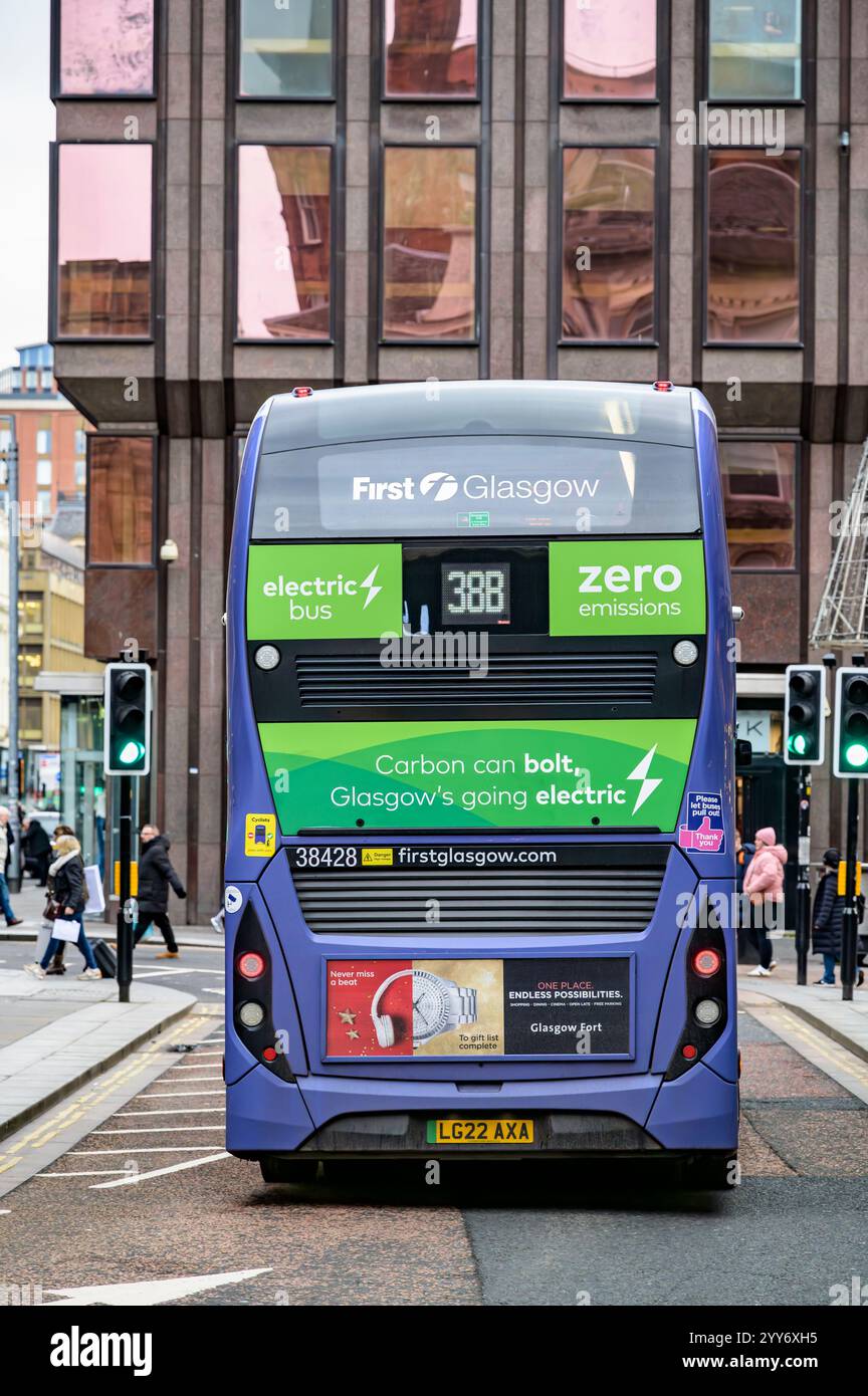 Electric First Bus in the Low Emission zone (LEZ), Nelson Mandela Place gate, Glasgow, Scozia, Regno Unito, Europa Foto Stock