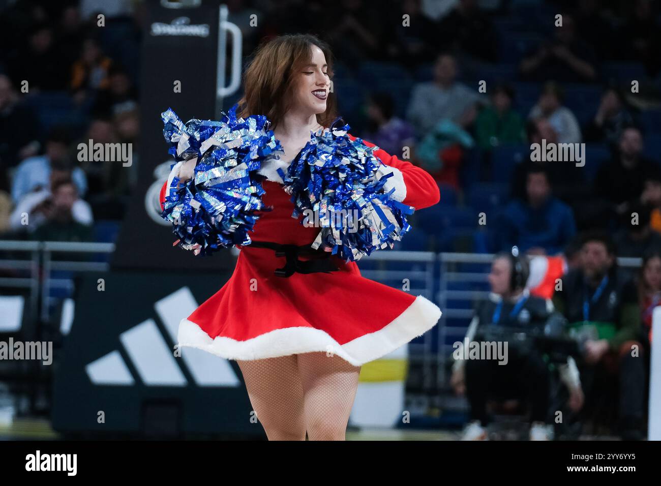 Cheerleader durante la partita Turkish Airlines EuroLeague tra Real Madrid e AS Monaco al WiZink Center il 19 dicembre 2024 a Madrid in Spagna Foto Stock