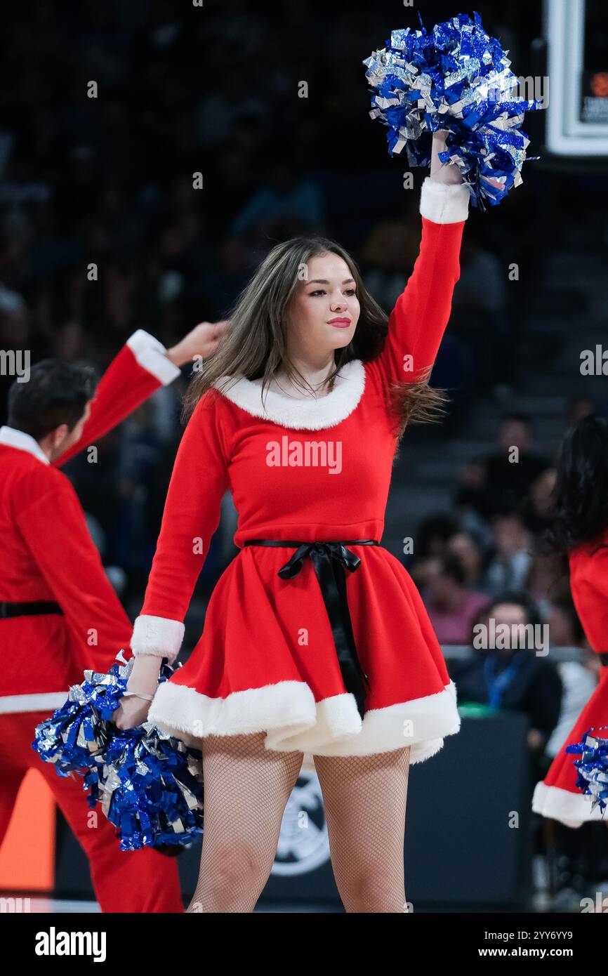 Cheerleader durante la partita Turkish Airlines EuroLeague tra Real Madrid e AS Monaco al WiZink Center il 19 dicembre 2024 a Madrid in Spagna Foto Stock