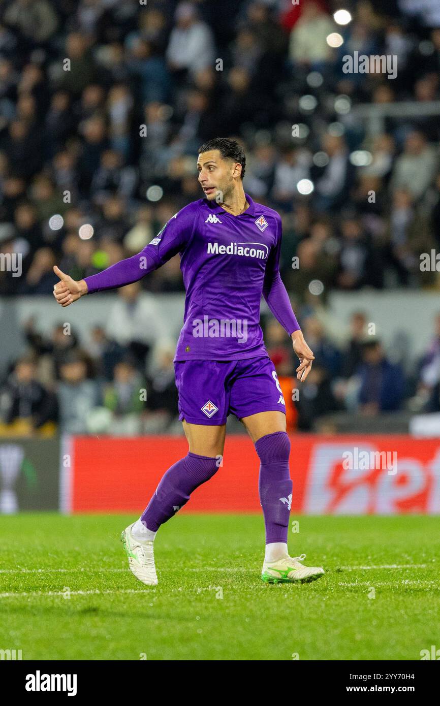 Guimaraes, Guimaraes, Portogallo. 19 dicembre 2024. ROLANDO MANDRAGORA dalla Fiorentina visto durante la partita di UEFA Conference League 2024/25 tra Vitoria SC e Fiorentina all'Estadio D. Afonso Henriques 19, 2024 a Guimaraes, Portogallo. Punteggio finale Vitoria SC 1 - 1 Fiorentina (immagine di credito: © Miguel Lemos/ZUMA Press Wire) SOLO PER USO EDITORIALE! Non per USO commerciale! Foto Stock