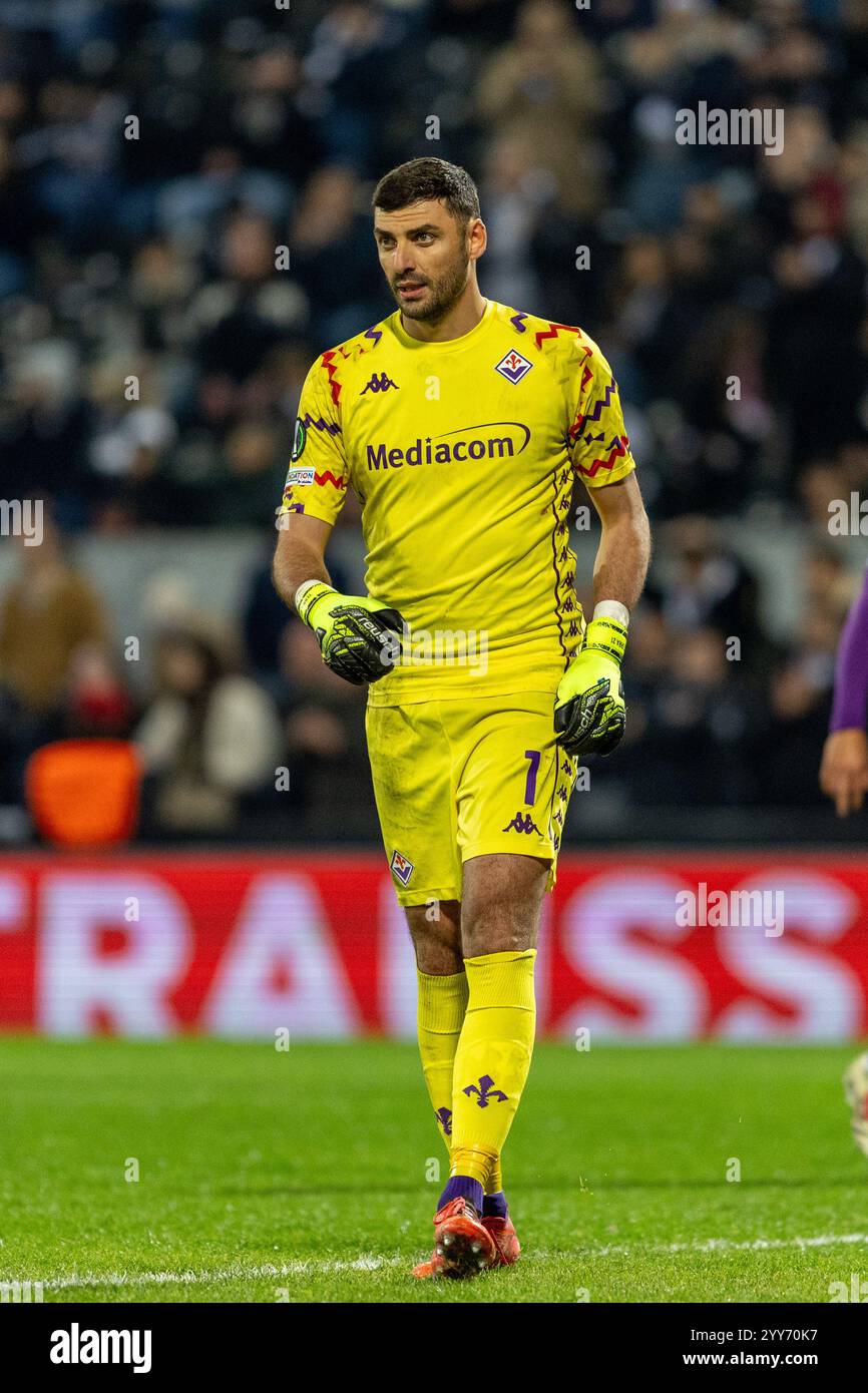 Guimaraes, Guimaraes, Portogallo. 19 dicembre 2024. PIETRO TERRACCIANO della Fiorentina visto durante la partita di UEFA Conference League 2024/25 tra Vitoria SC e Fiorentina all'Estadio D. Afonso Henriques 19, 2024 a Guimaraes, Portogallo. Punteggio finale Vitoria SC 1 - 1 Fiorentina (immagine di credito: © Miguel Lemos/ZUMA Press Wire) SOLO PER USO EDITORIALE! Non per USO commerciale! Foto Stock
