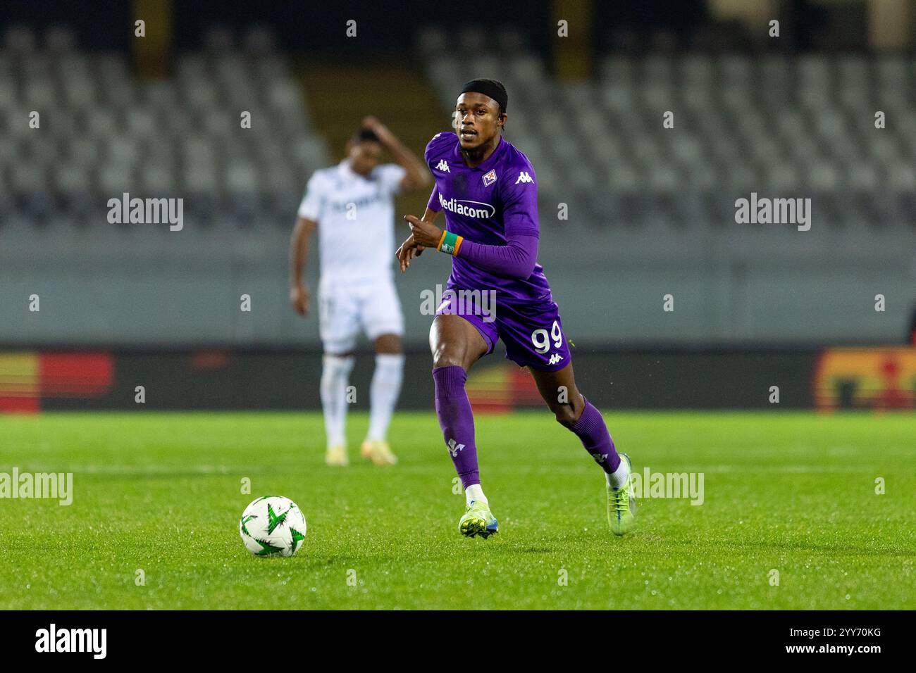 Guimaraes, Guimaraes, Portogallo. 19 dicembre 2024. CHRISTIAN KOUAME della Fiorentina visto in azione durante la partita di UEFA Conference League 2024/25 tra Vitoria SC e Fiorentina all'Estadio D. Afonso Henriques 19, 2024 a Guimaraes, Portogallo. Punteggio finale Vitoria SC 1 - 1 Fiorentina (immagine di credito: © Miguel Lemos/ZUMA Press Wire) SOLO PER USO EDITORIALE! Non per USO commerciale! Foto Stock