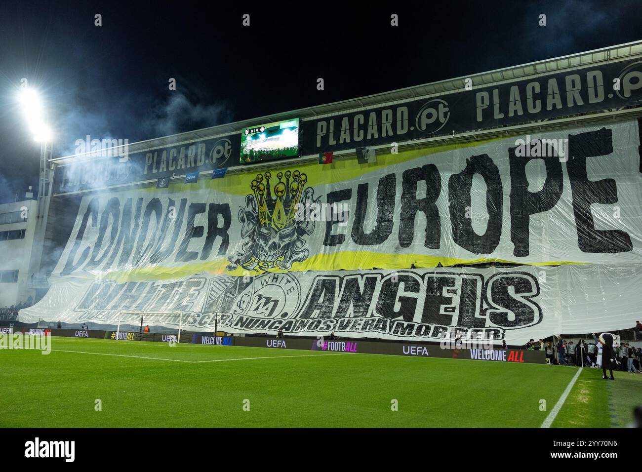 Guimaraes, Guimaraes, Portogallo. 19 dicembre 2024. Vitoria de Guimaraes tifosi in mostra durante la partita di UEFA Conference League 2024/25 tra Vitoria SC e Fiorentina all'Estadio D. Afonso Henriques 19, 2024 a Guimaraes, Portogallo. Punteggio finale Vitoria SC 1 - 1 Fiorentina (immagine di credito: © Miguel Lemos/ZUMA Press Wire) SOLO PER USO EDITORIALE! Non per USO commerciale! Foto Stock